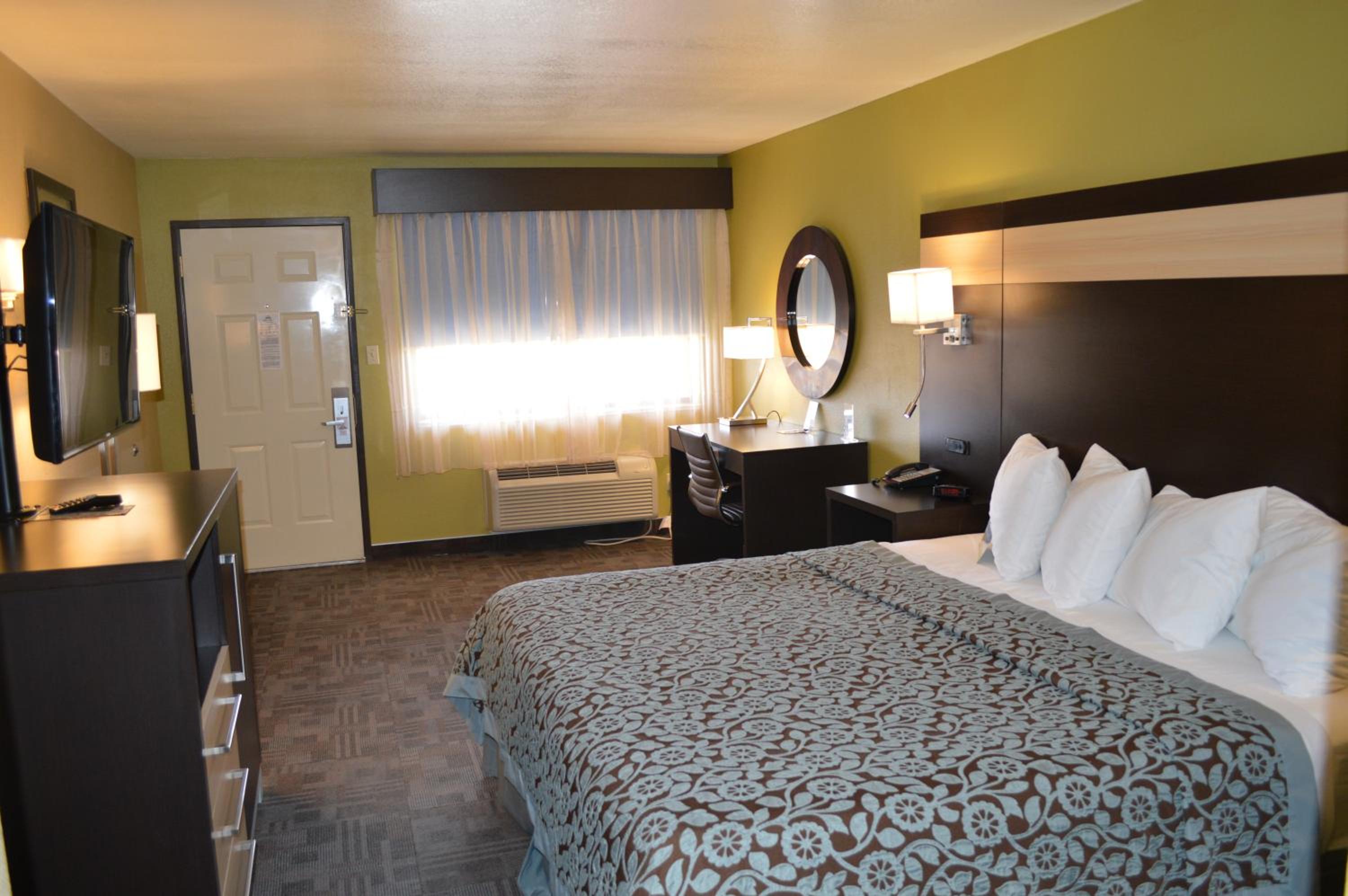 King Room - Non-Smoking - Photo 5