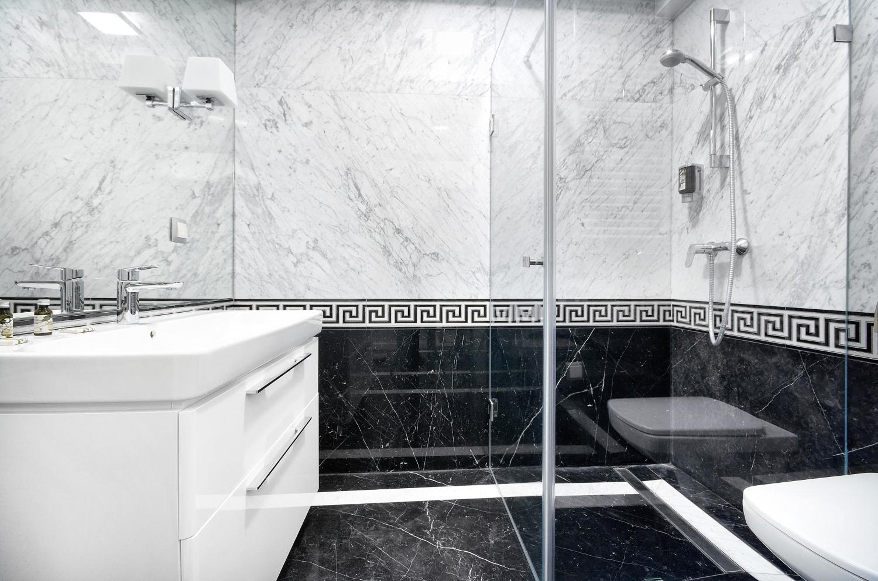 Superior Suite - Photo 18