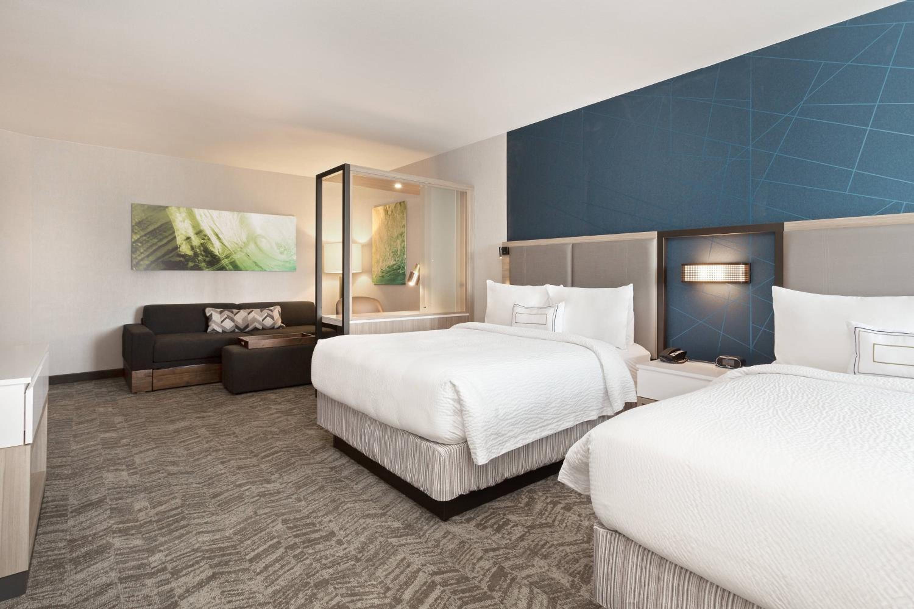Queen Suite with Two Queen Beds, Bathtub and Trundle Sofa - Mobility Access/Hearing Accessible
