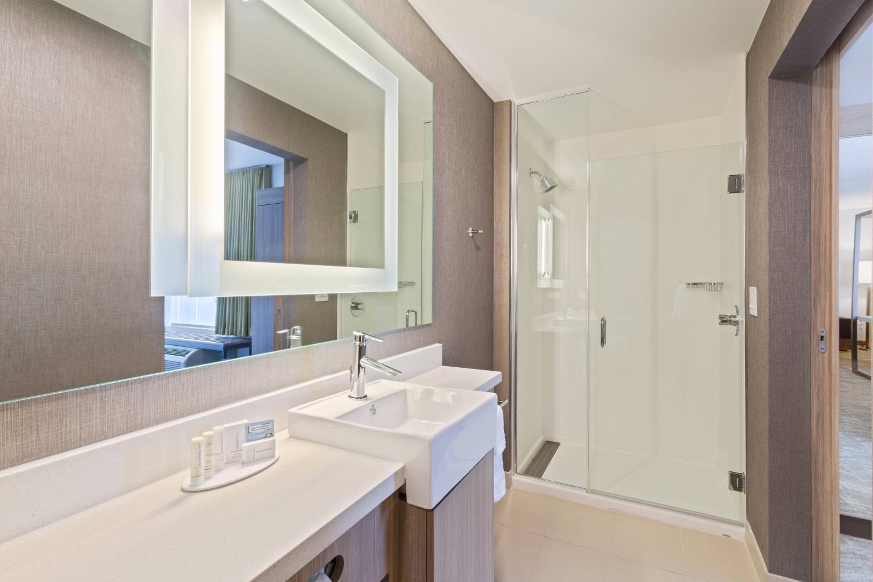 Queen Suite with Two Queen Beds, Bathtub and Trundle Sofa - Mobility Access
