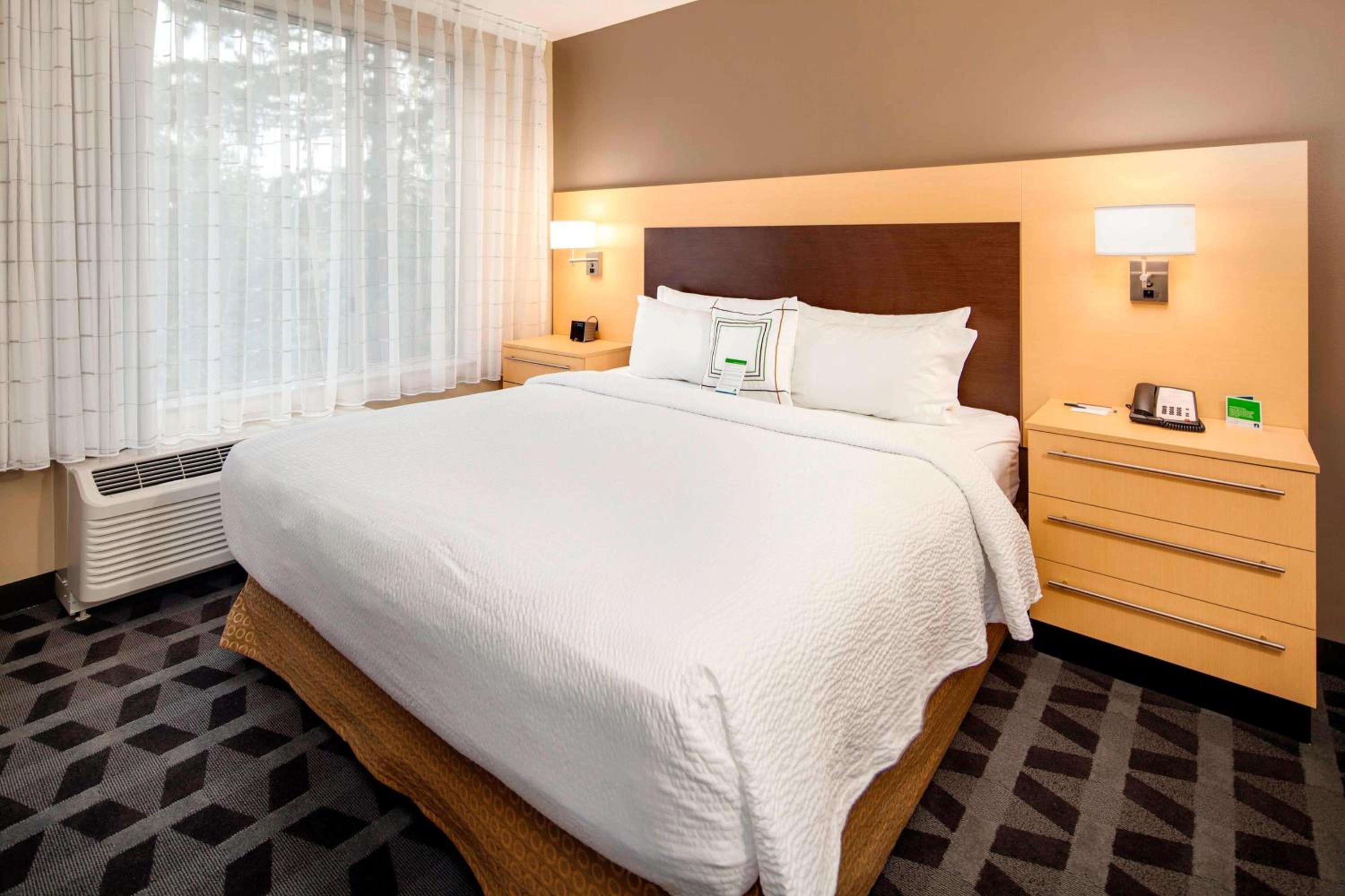 One-Bedroom King Suite with Sofa Bed and Adapted Tub - Mobility and Hearing Accessible