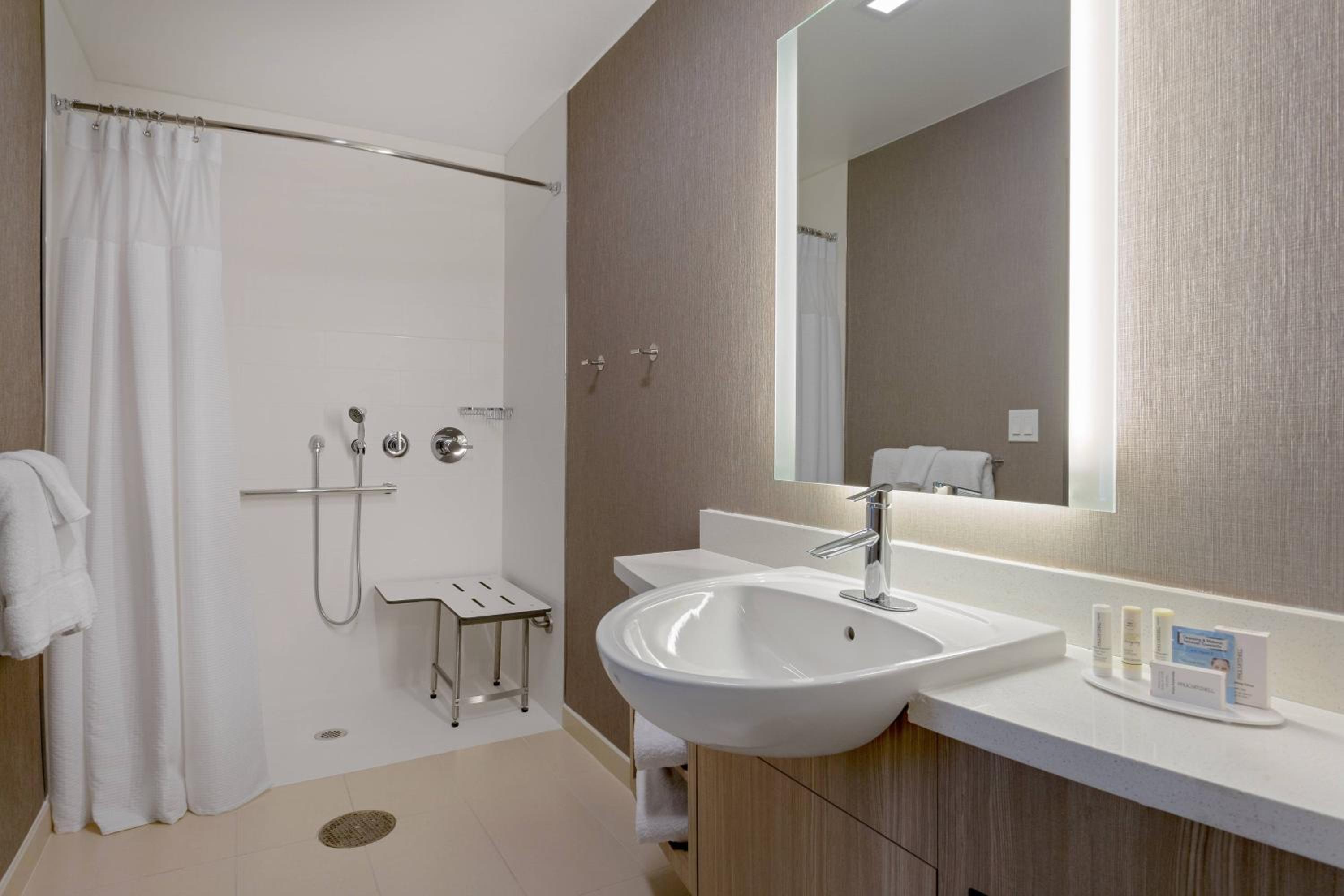 King Suite with Bathtub and Trundle Sofa - Mobility Access