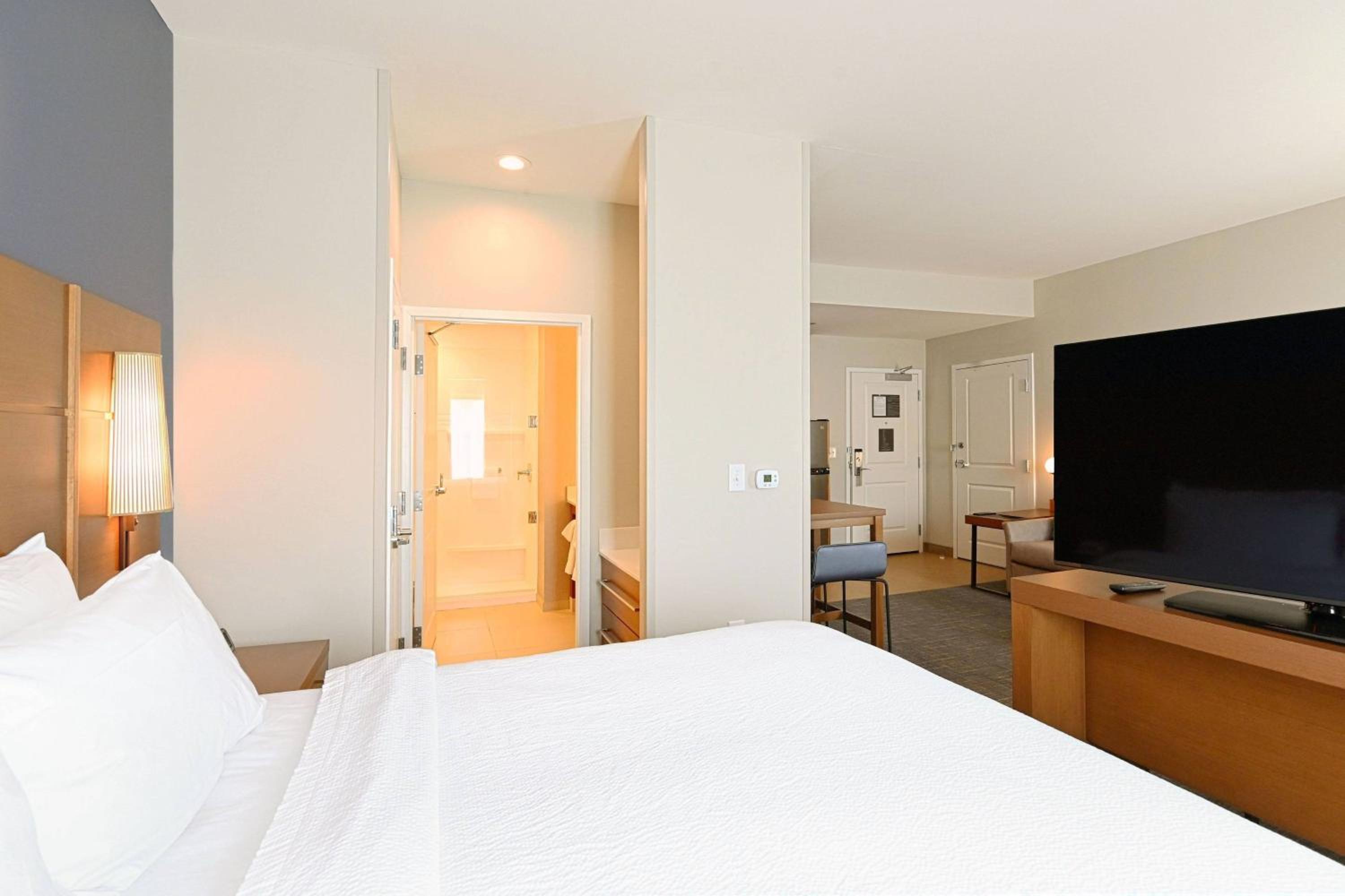 King Studio with Sofa Bed and Roll-in Shower - Mobility Accessible