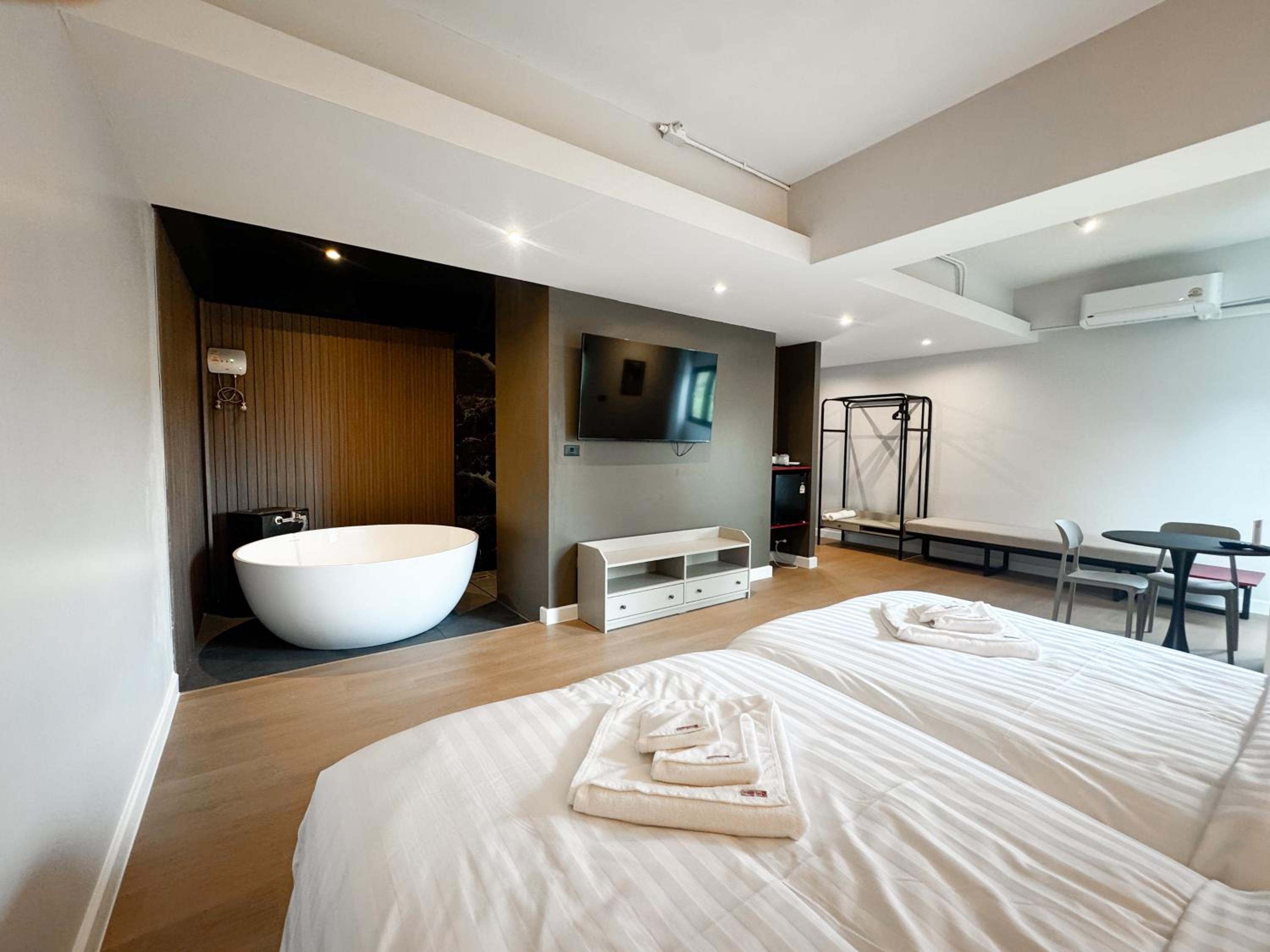 Deluxe Double Room with Bath photo 2