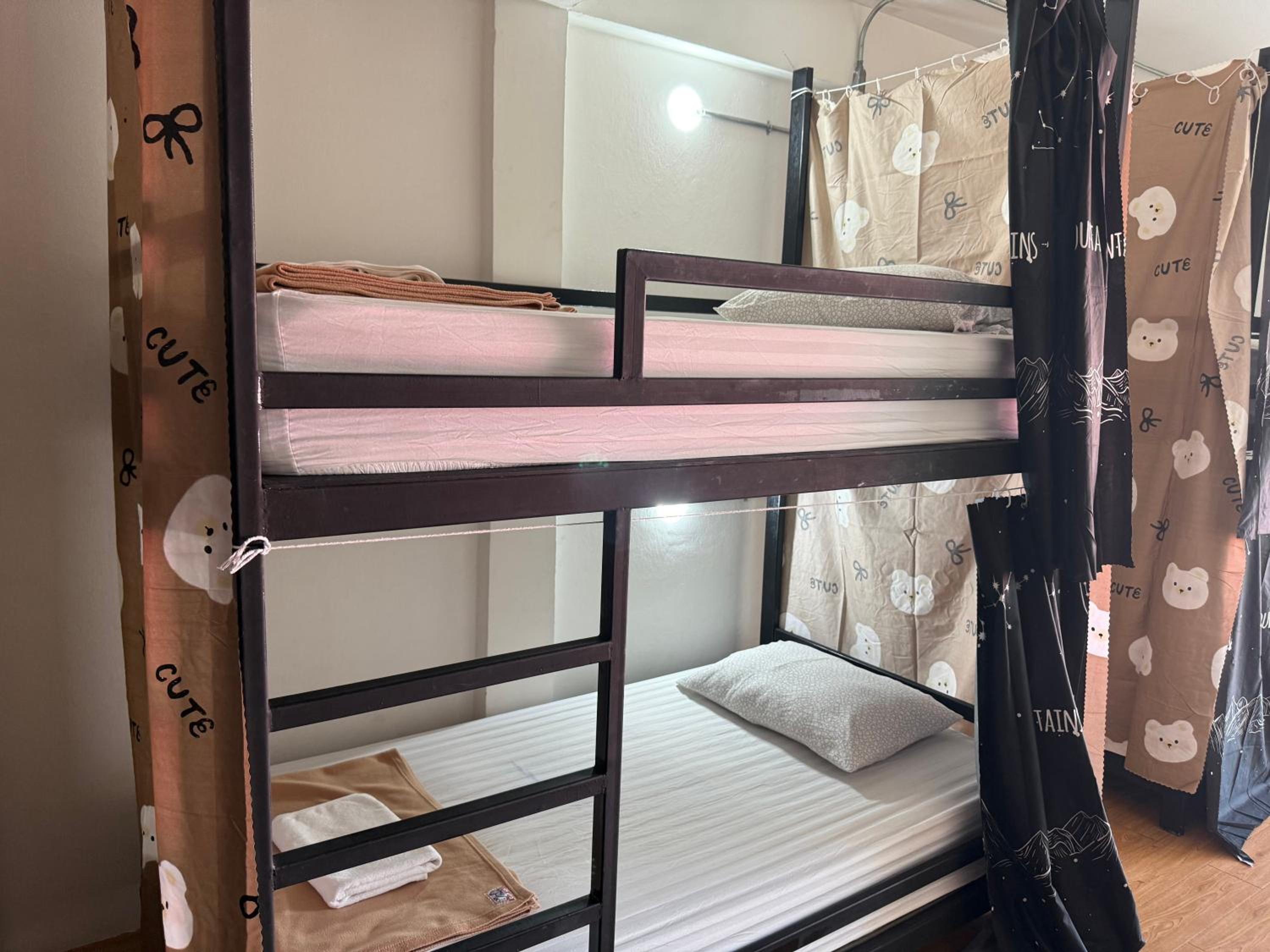 6-Bed Mixed Dormitory Room photo 3