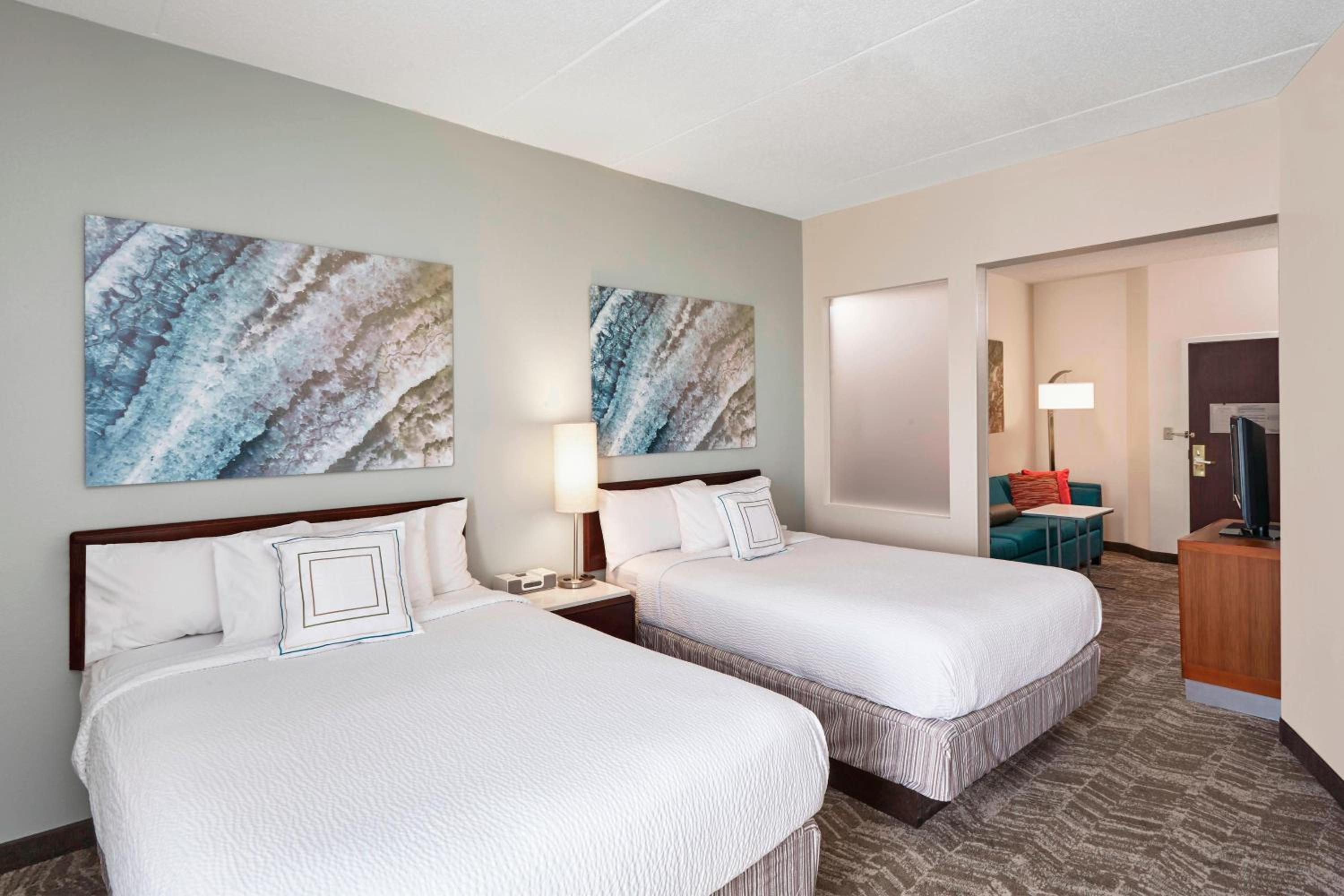 Suite with Two Double Beds and Sofa Bed - Mobility Accessible with Tub photo 3