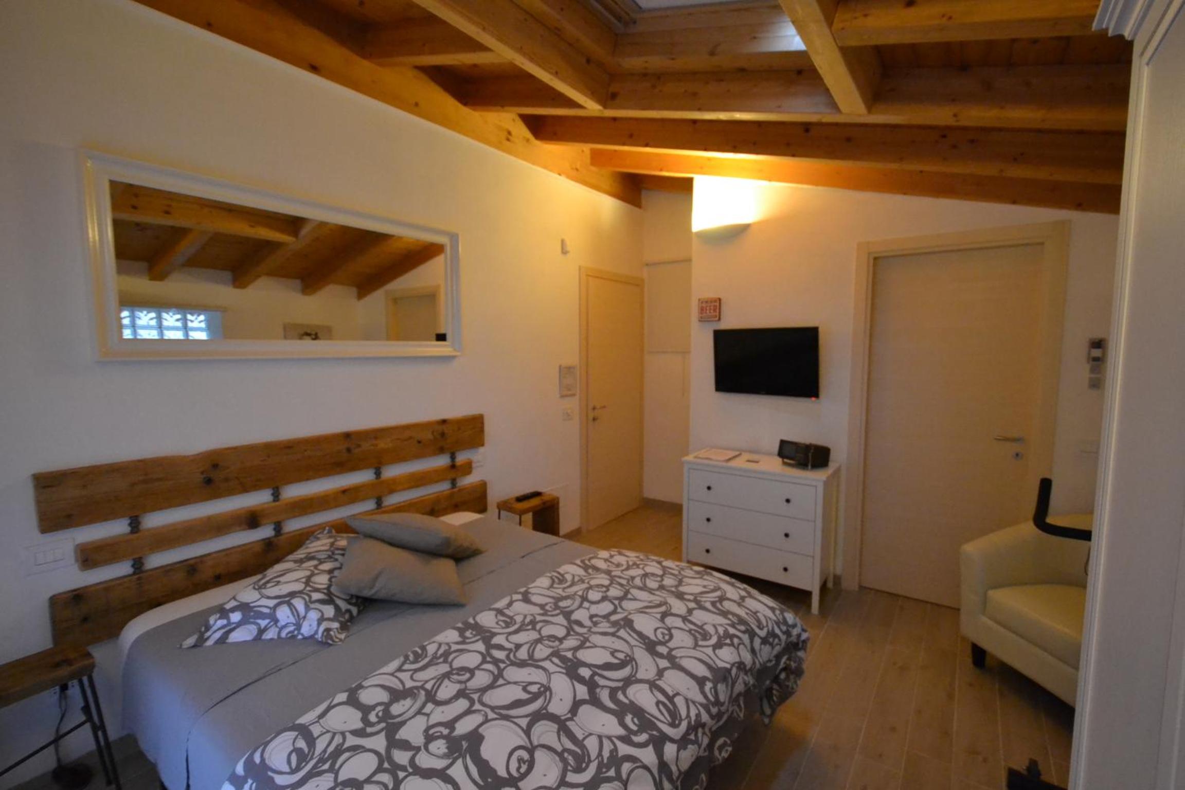 Deluxe Double Room with Shower photo 3