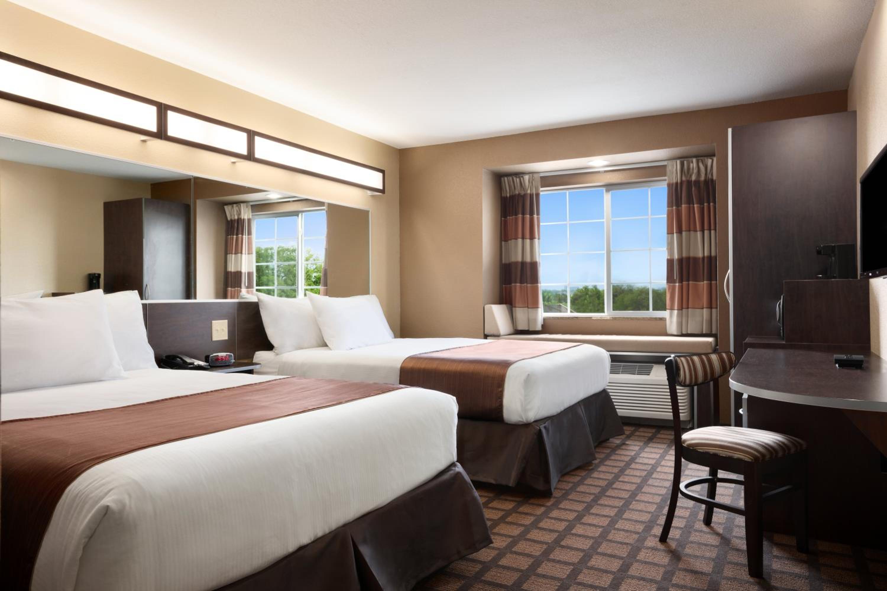 Queen Room with Two Queen Beds - Non-Smoking photo 1