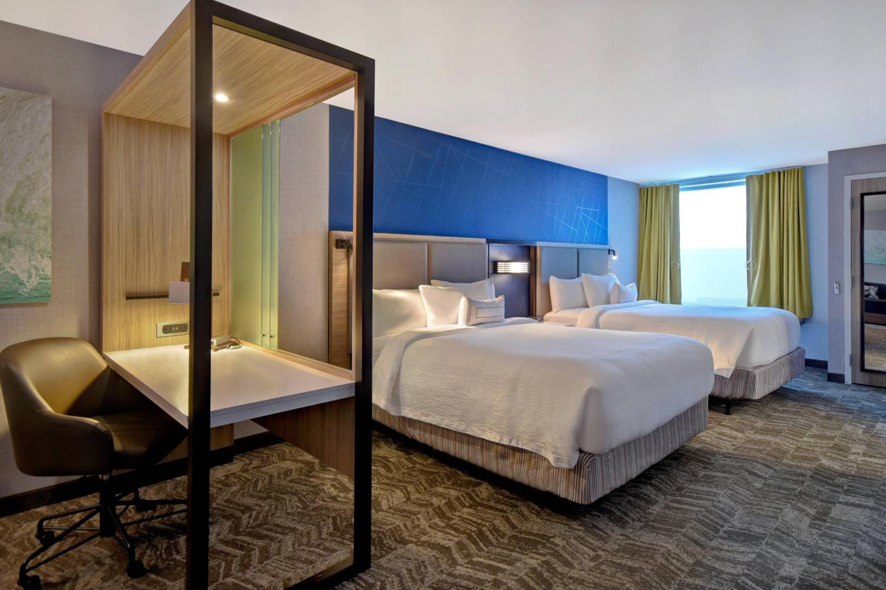Suite with Two Queen Beds and Adapted Tub - Mobility and Hearing Accessible
