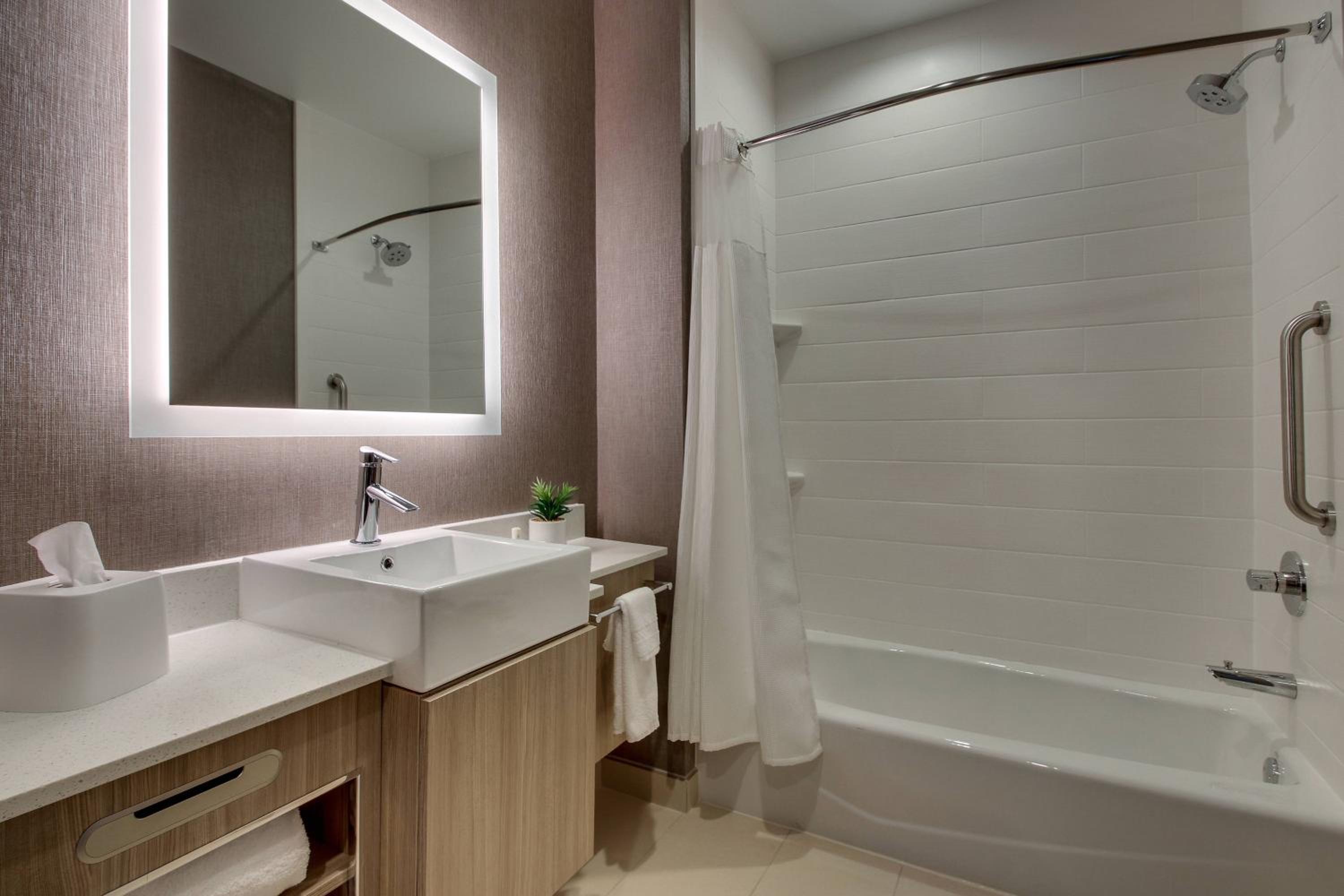 Suite, King, Sofa bed (Mobility Accessible w/ Tub) - Photo 7