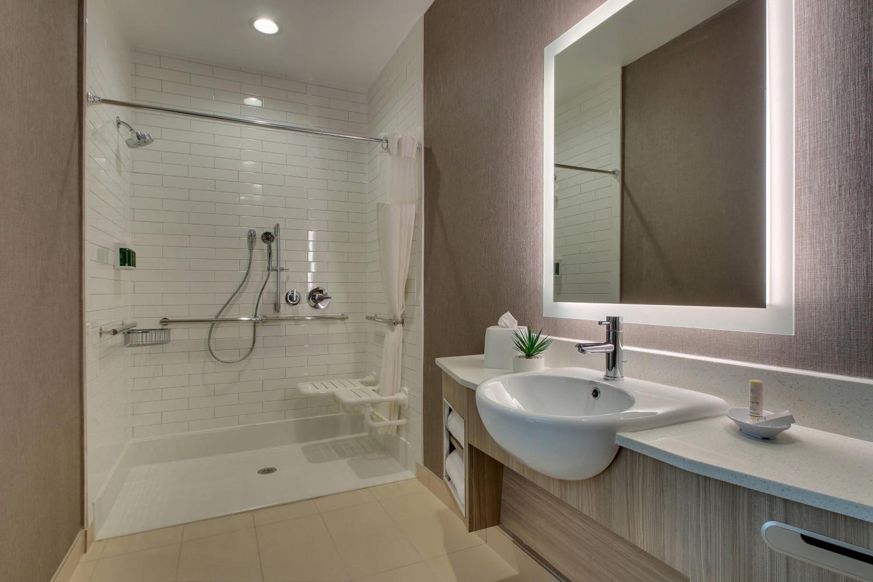Suite, King, Sofa bed (Mobility Accessible w/ Tub) - Photo 8