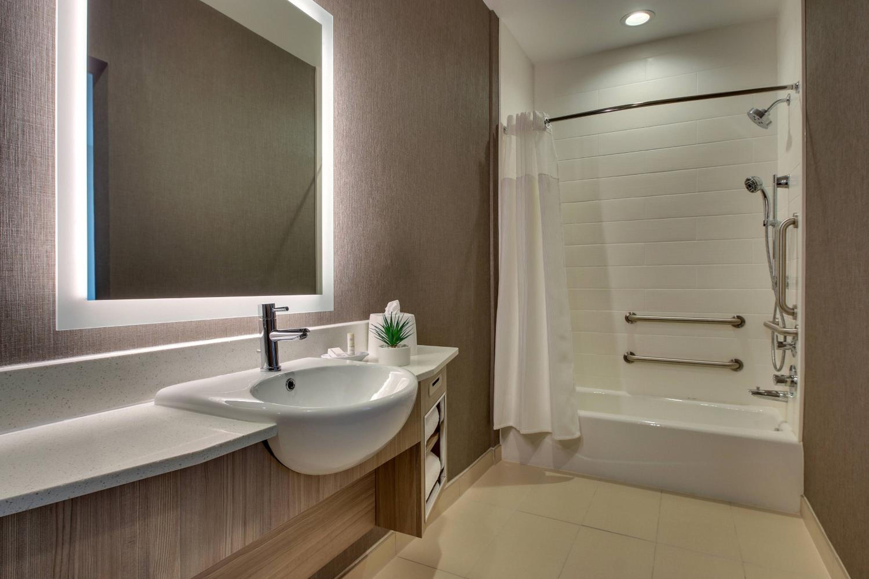 Suite, King, Sofa bed (Mobility Accessible w/ Tub) - Photo 9