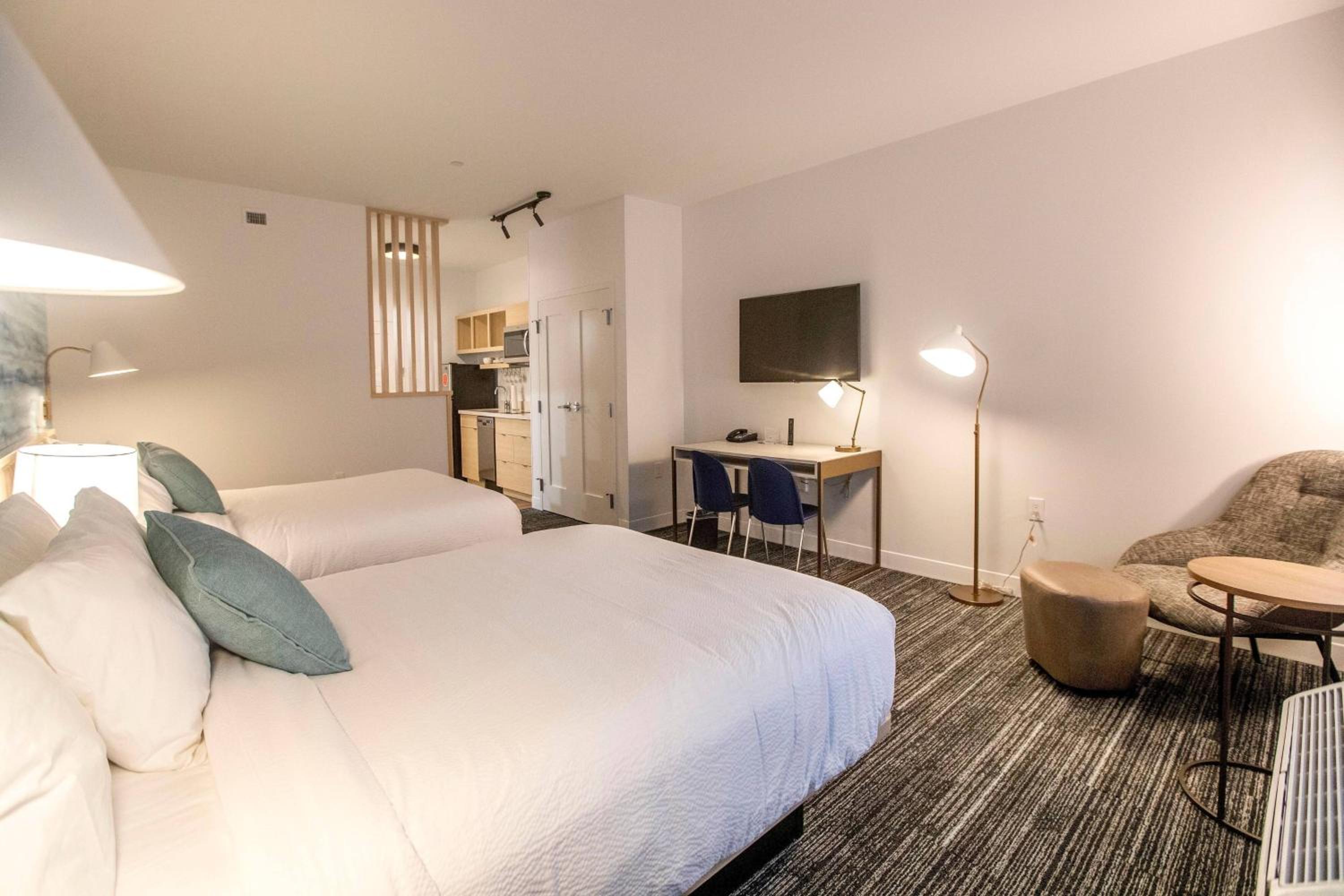 Queen Studio with Sofa Bed and Adapted Tub - Mobility Accessible