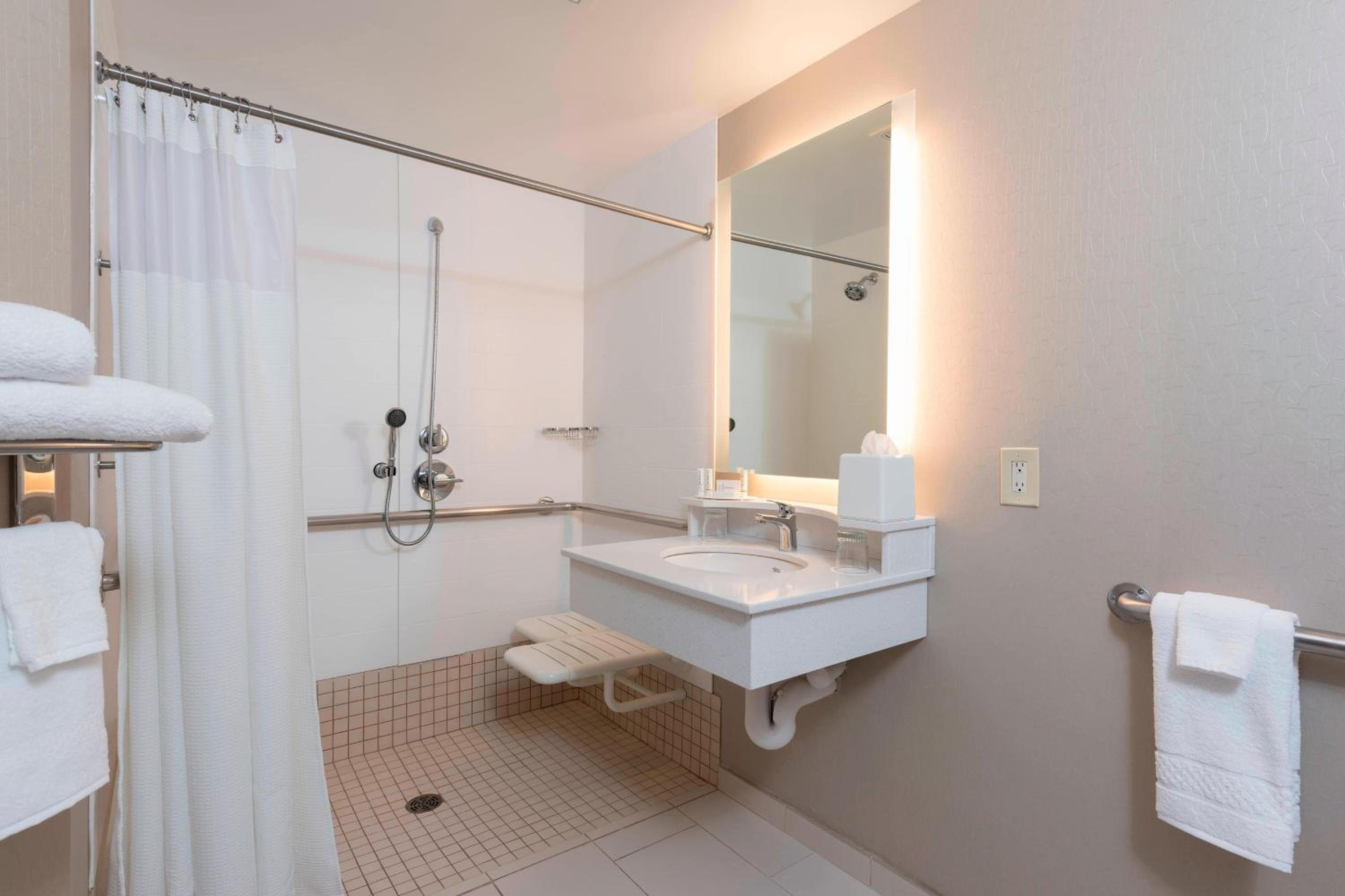 Double Suite with Tub - Mobility Accessible