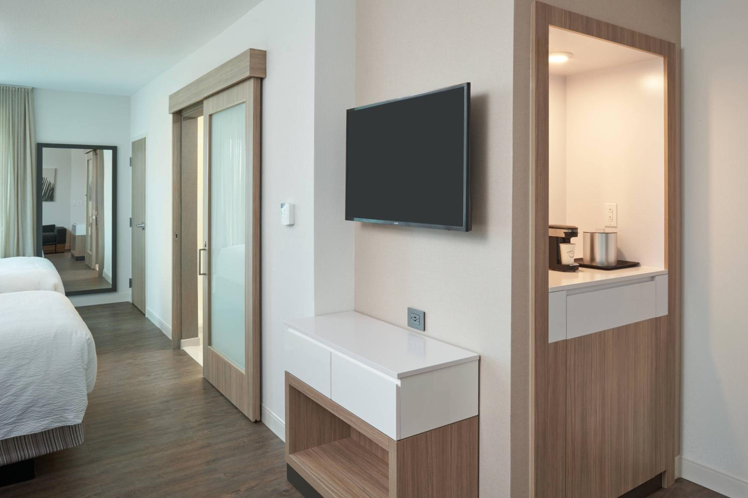 Queen Room with Two Queen Beds and Adapted Tub - Mobility Accessible