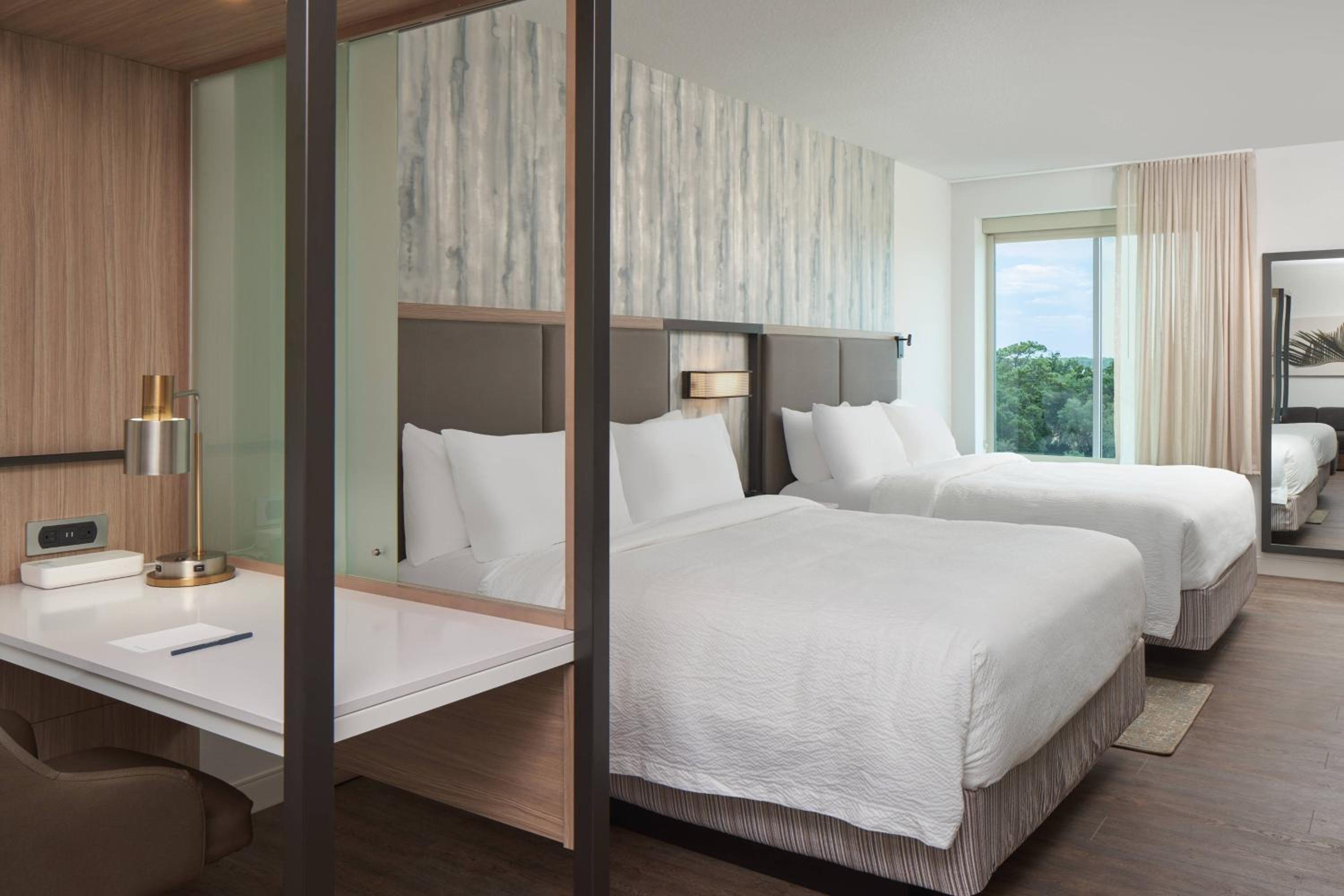 Queen Room with Two Queen Beds and Adapted Tub - Mobility Accessible