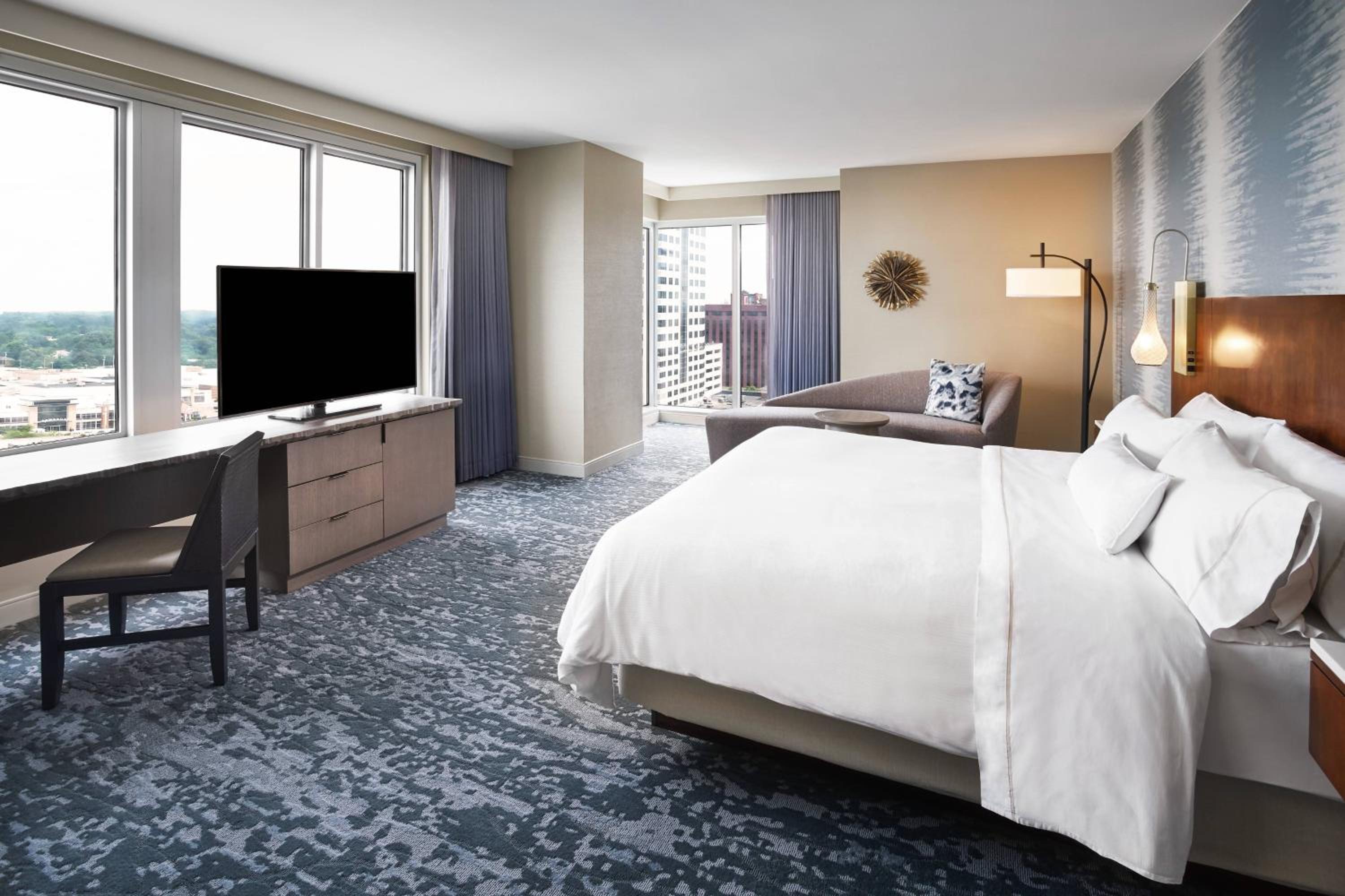 Large Corner King Room with Roll-In Shower - Mobility and Hearing Accessible photo 1