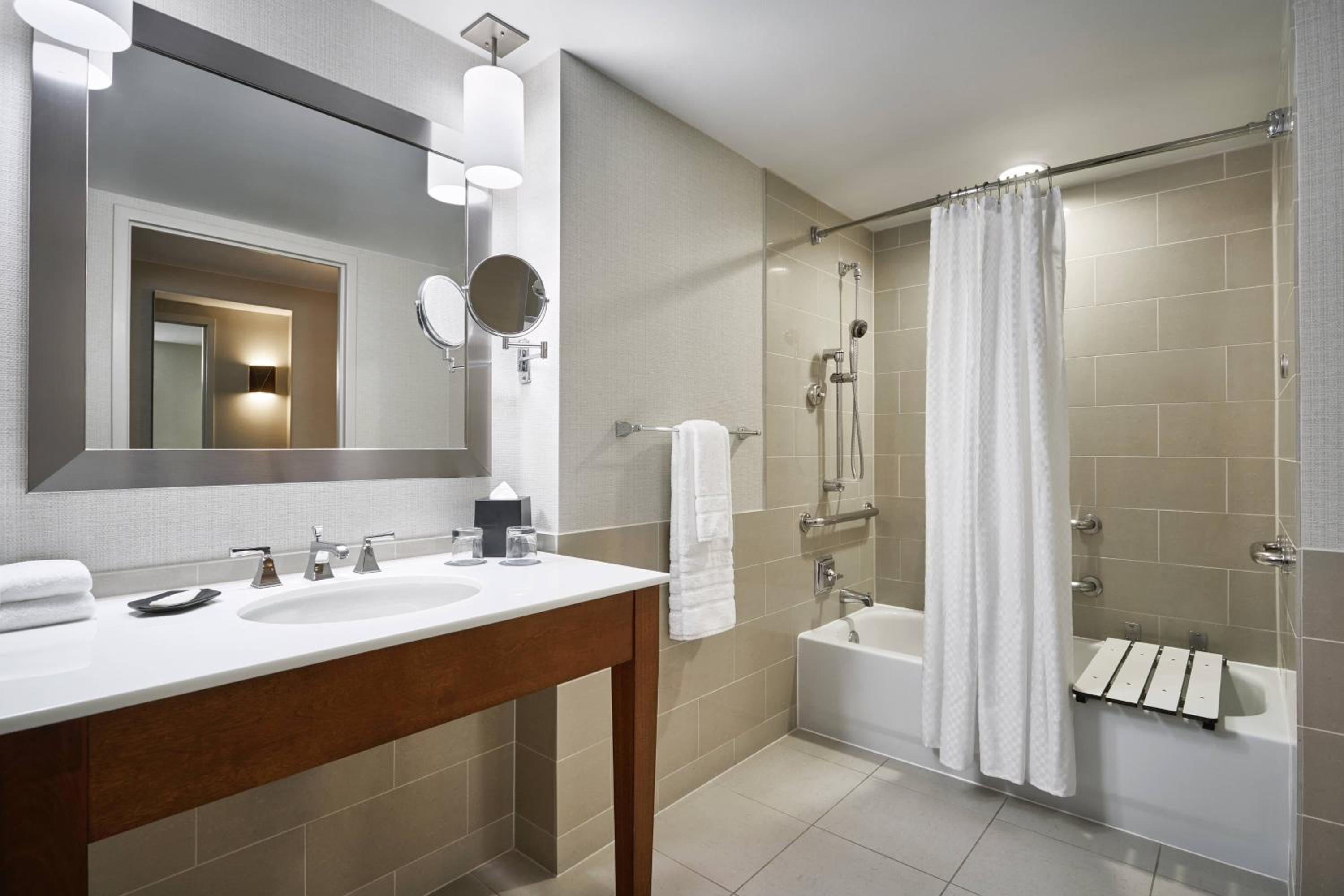 King Room with Adapted Tub - Mobility and Hearing Accessible photo 2