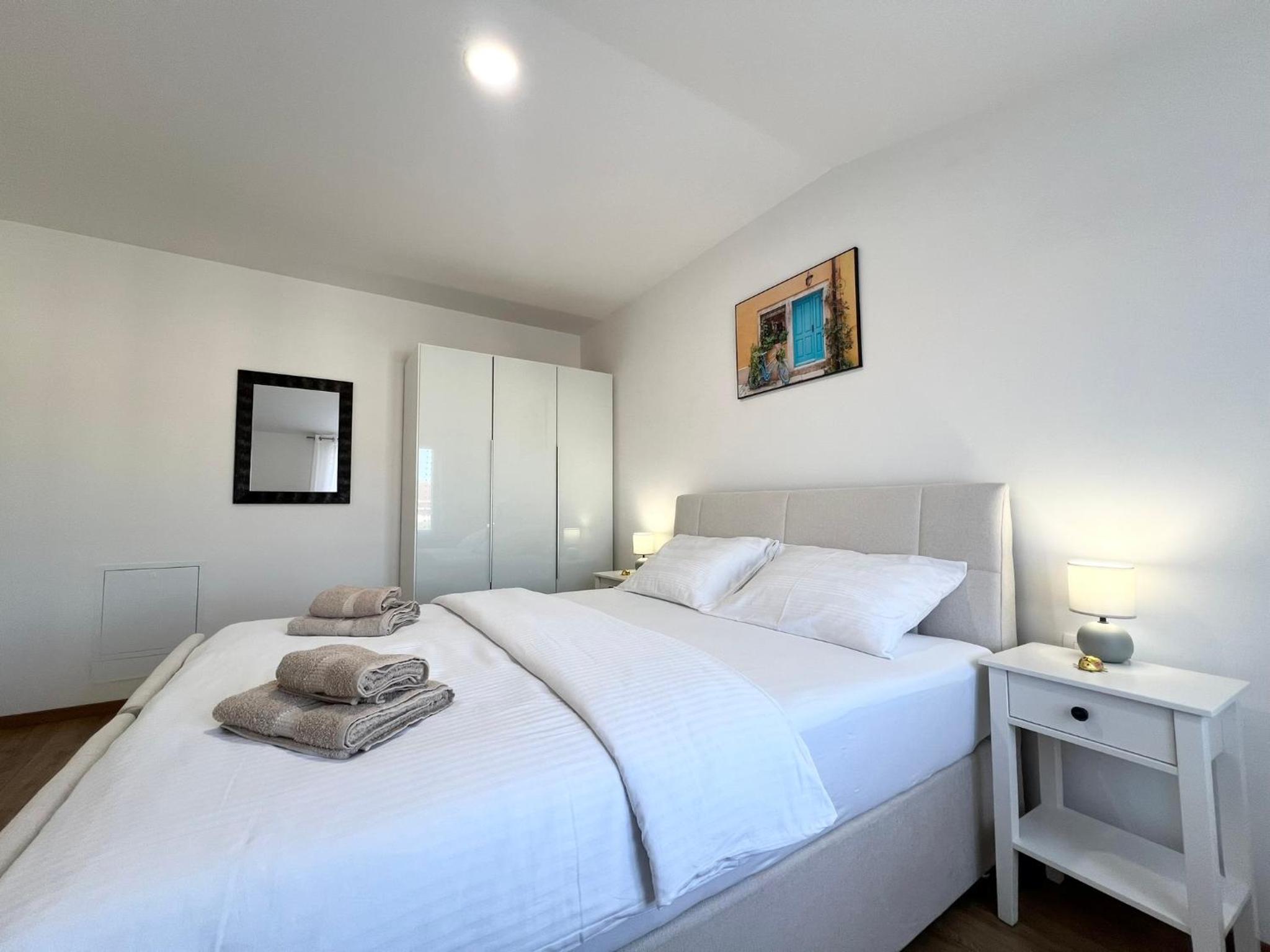 Deluxe One-Bedroom Apartment with City View photo 3