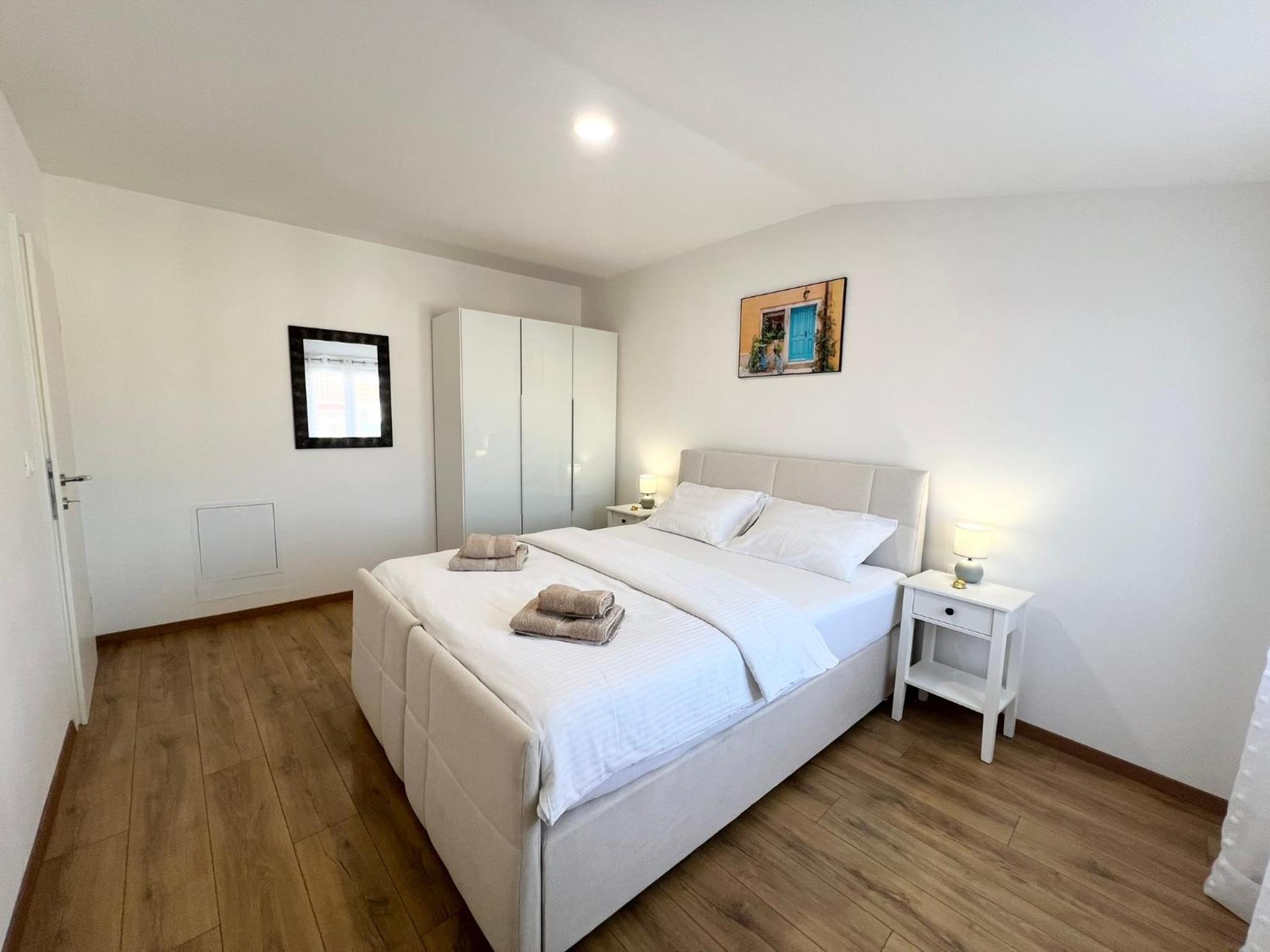Deluxe One-Bedroom Apartment with City View photo 1