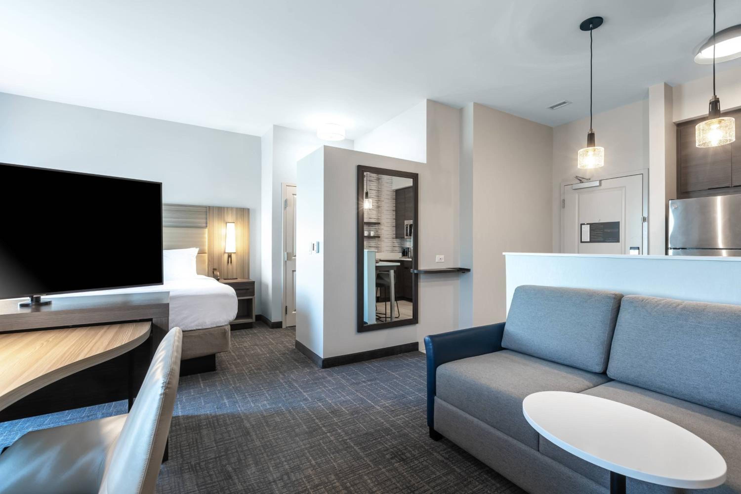 King Studio with Sofa Bed and Adapted Tub - Mobility and Hearing Accessible - Photo 1