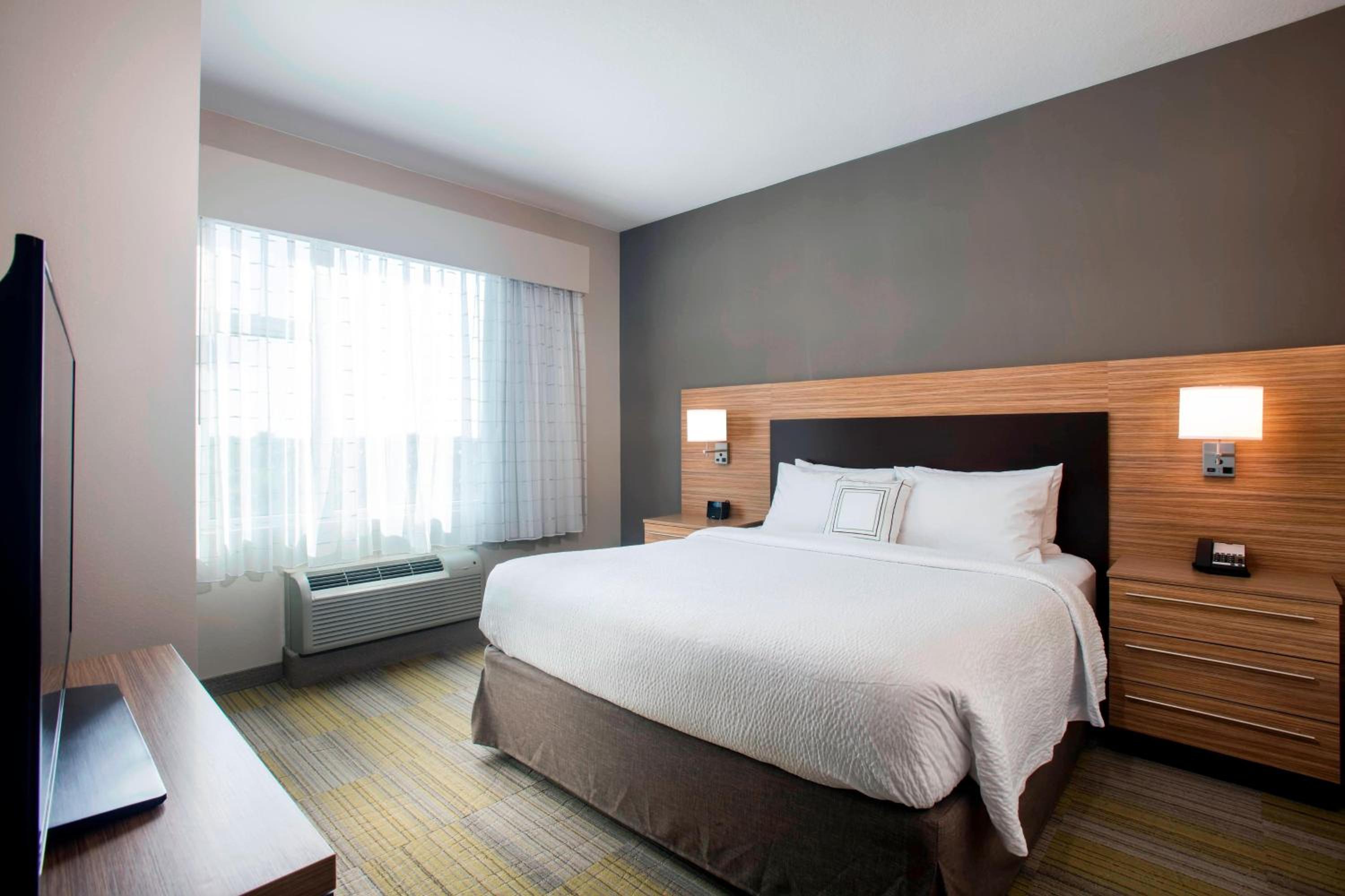 1 Bedroom Suite, 1 King, Sofa bed (Mobility Accessible w/Tub) photo 1
