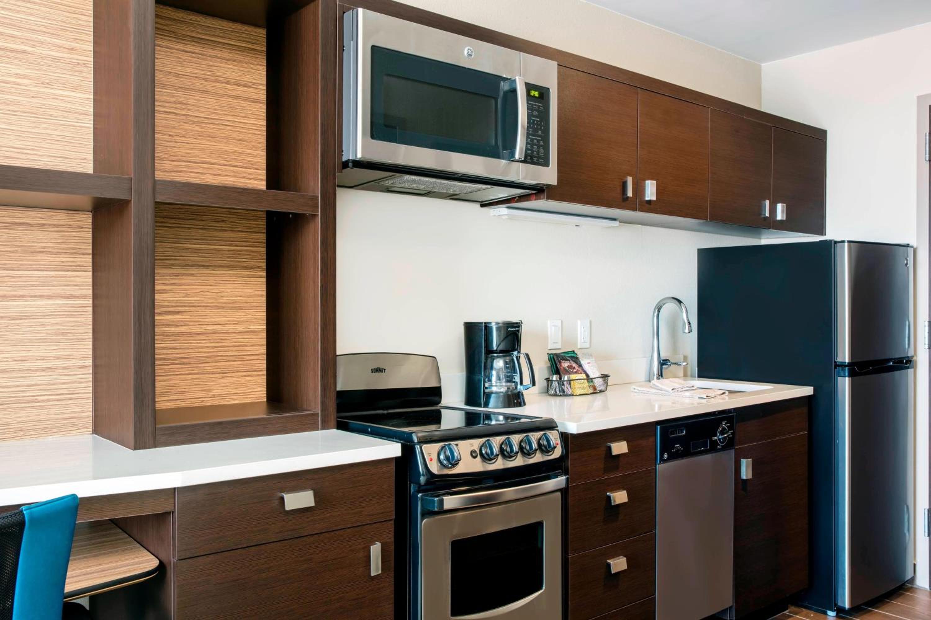 1 Bedroom Suite, 1 King, Sofa bed (Mobility Accessible w/Tub) photo 3