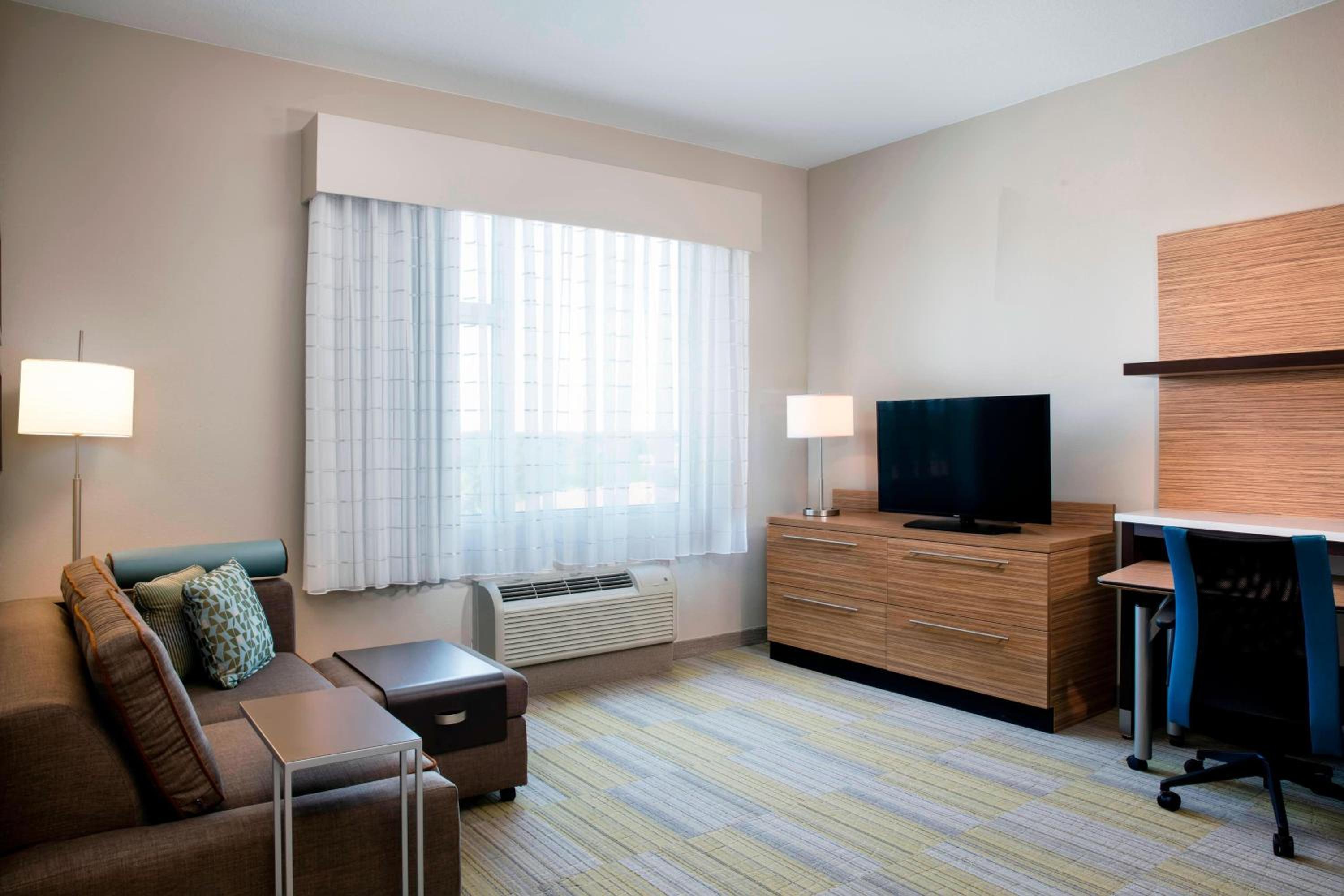 1 Bedroom Suite, 1 King, Sofa bed (Mobility Accessible w/Tub) photo 2