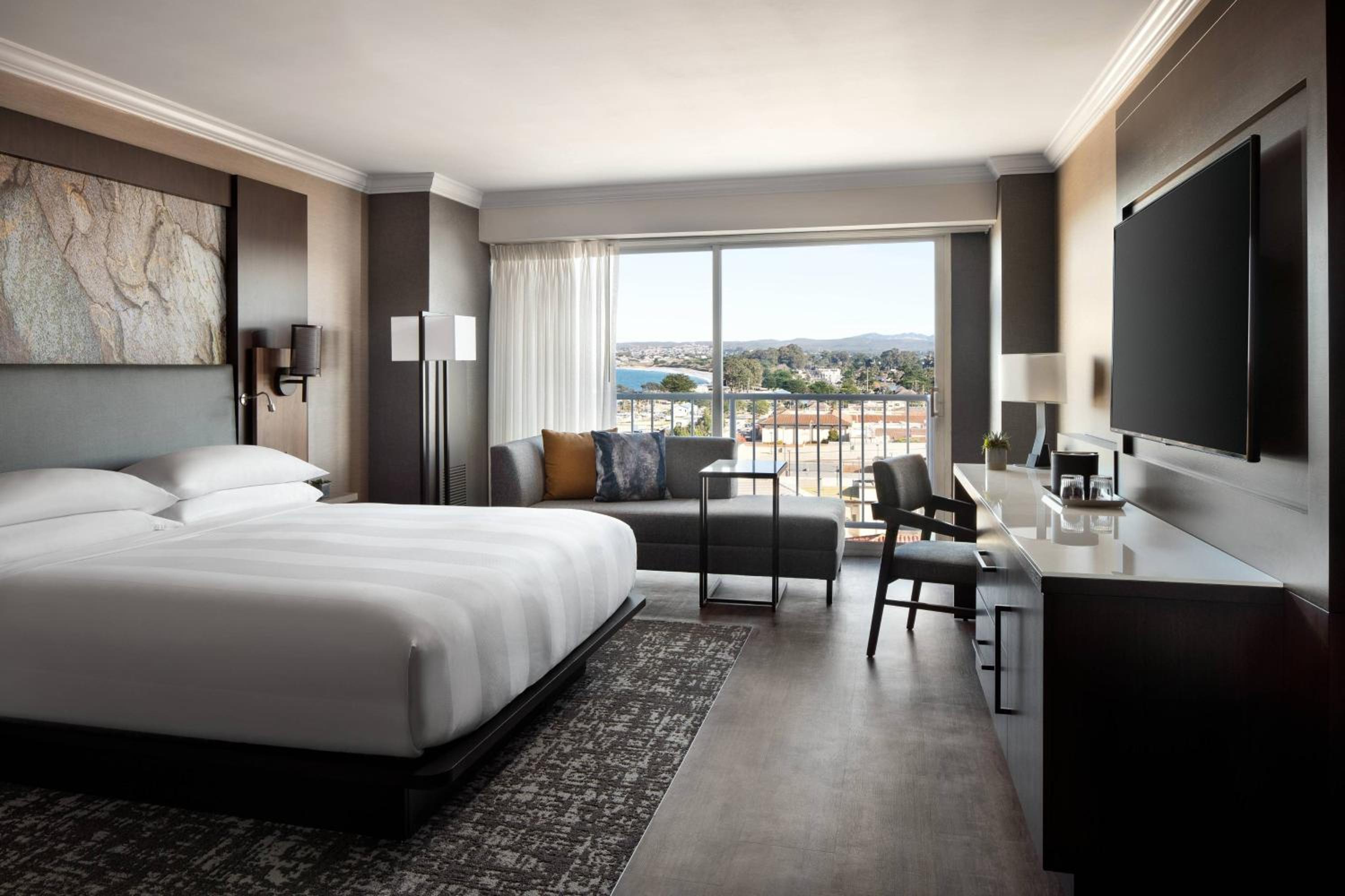 King Room with Partial Bay View and Roll-in Shower - Mobility Accessible photo 1