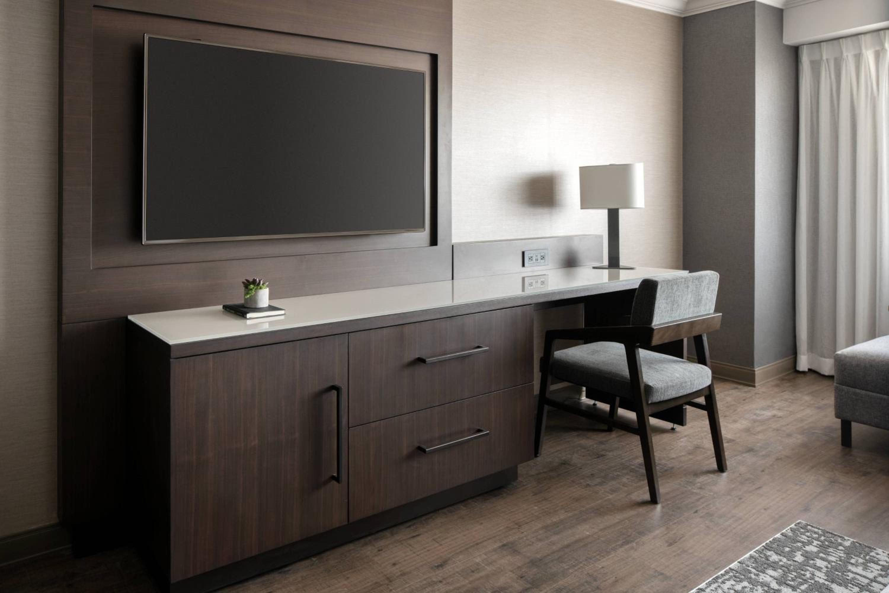 King Room with Partial Bay View and Roll-in Shower - Mobility Accessible photo 2