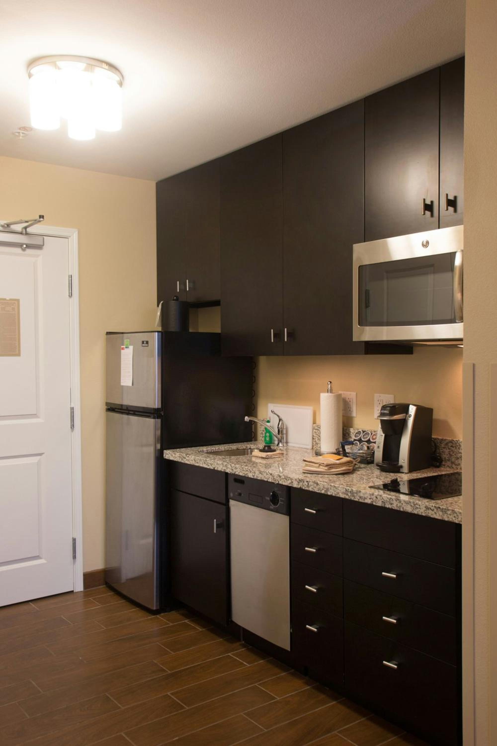 Queen Studio with Adapted Tub - Mobility Accessible