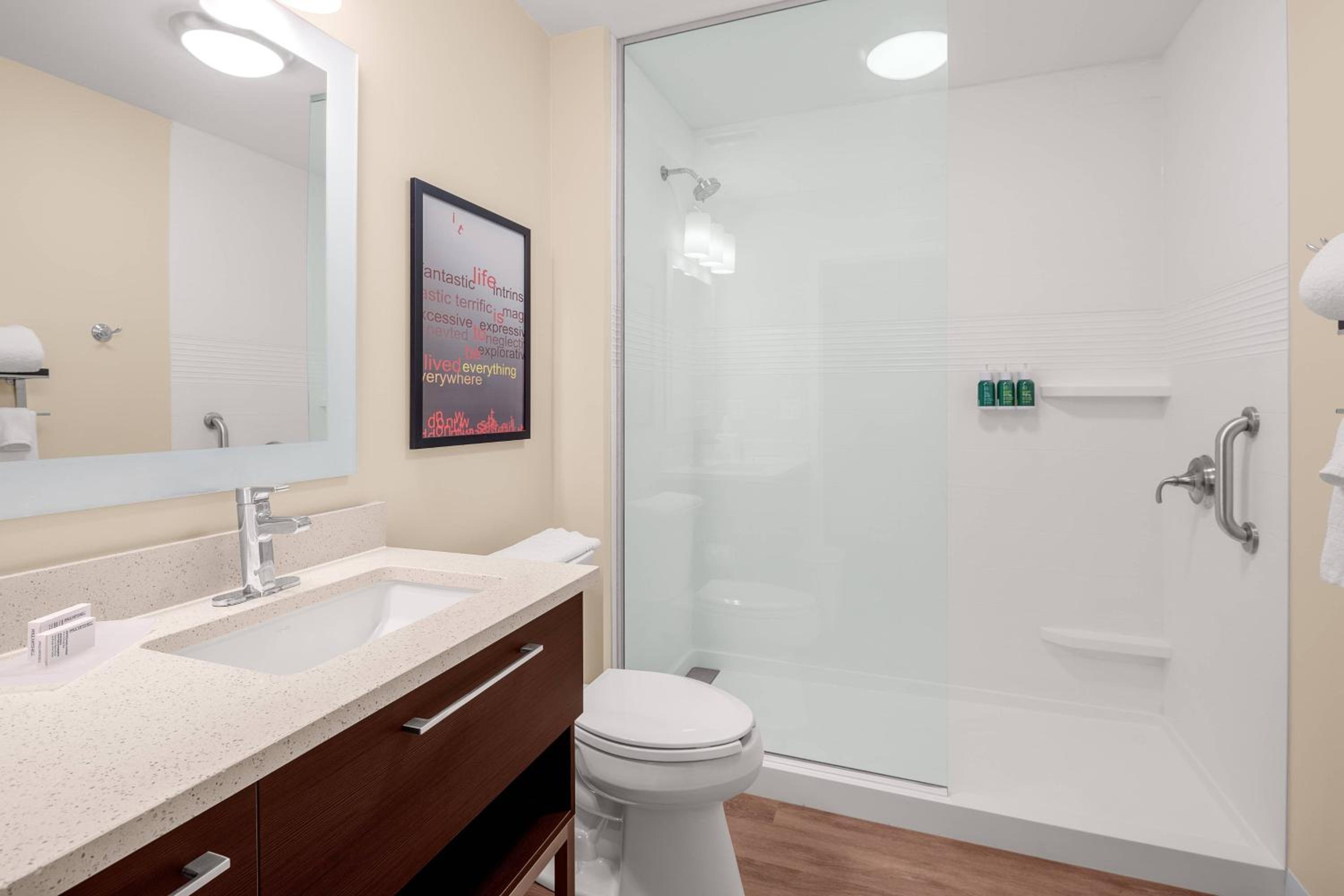 Queen Studio with Adapted Tub - Mobility Accessible - Photo 3