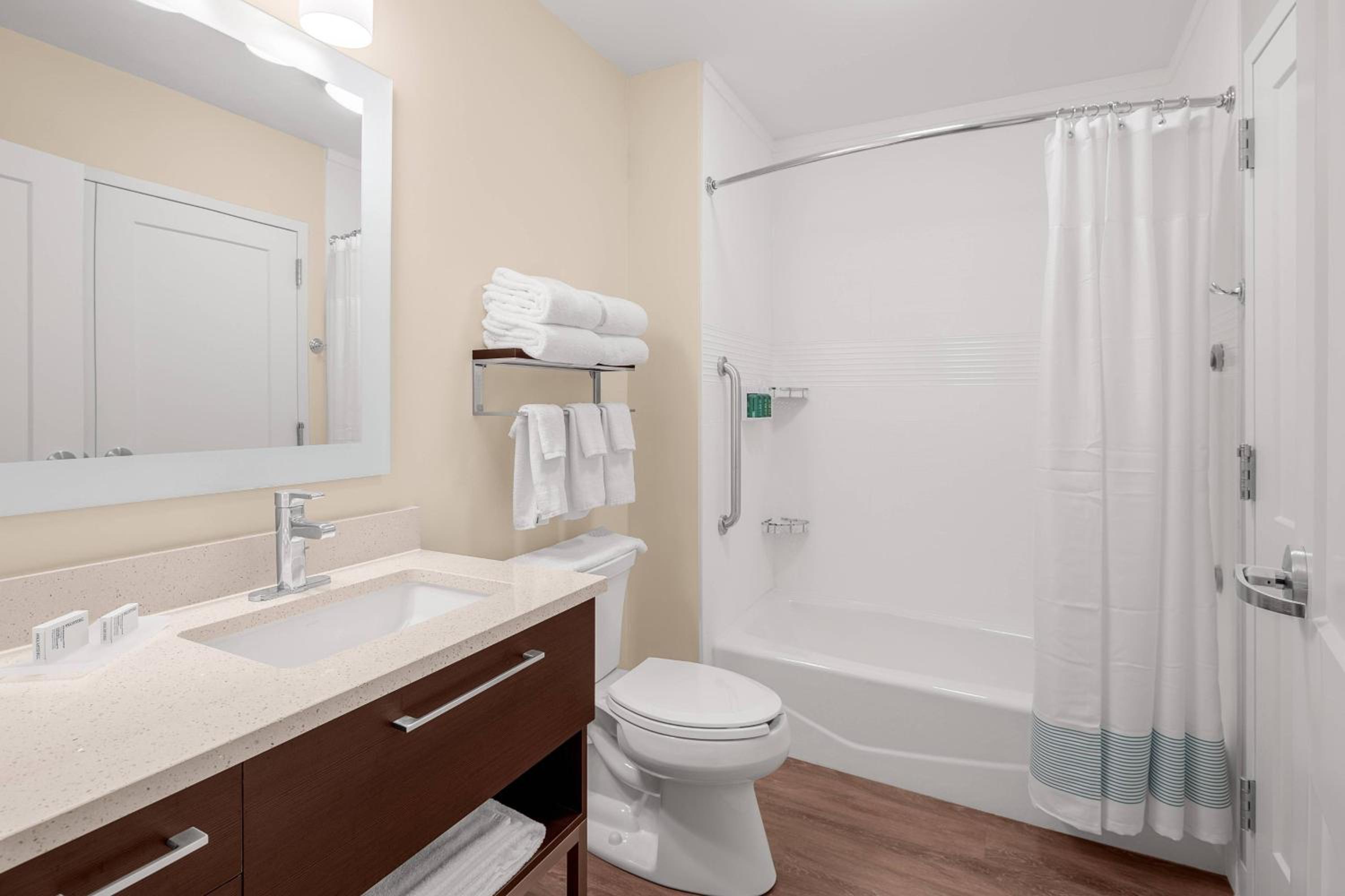Queen Studio with Adapted Tub - Mobility Accessible - Photo 4