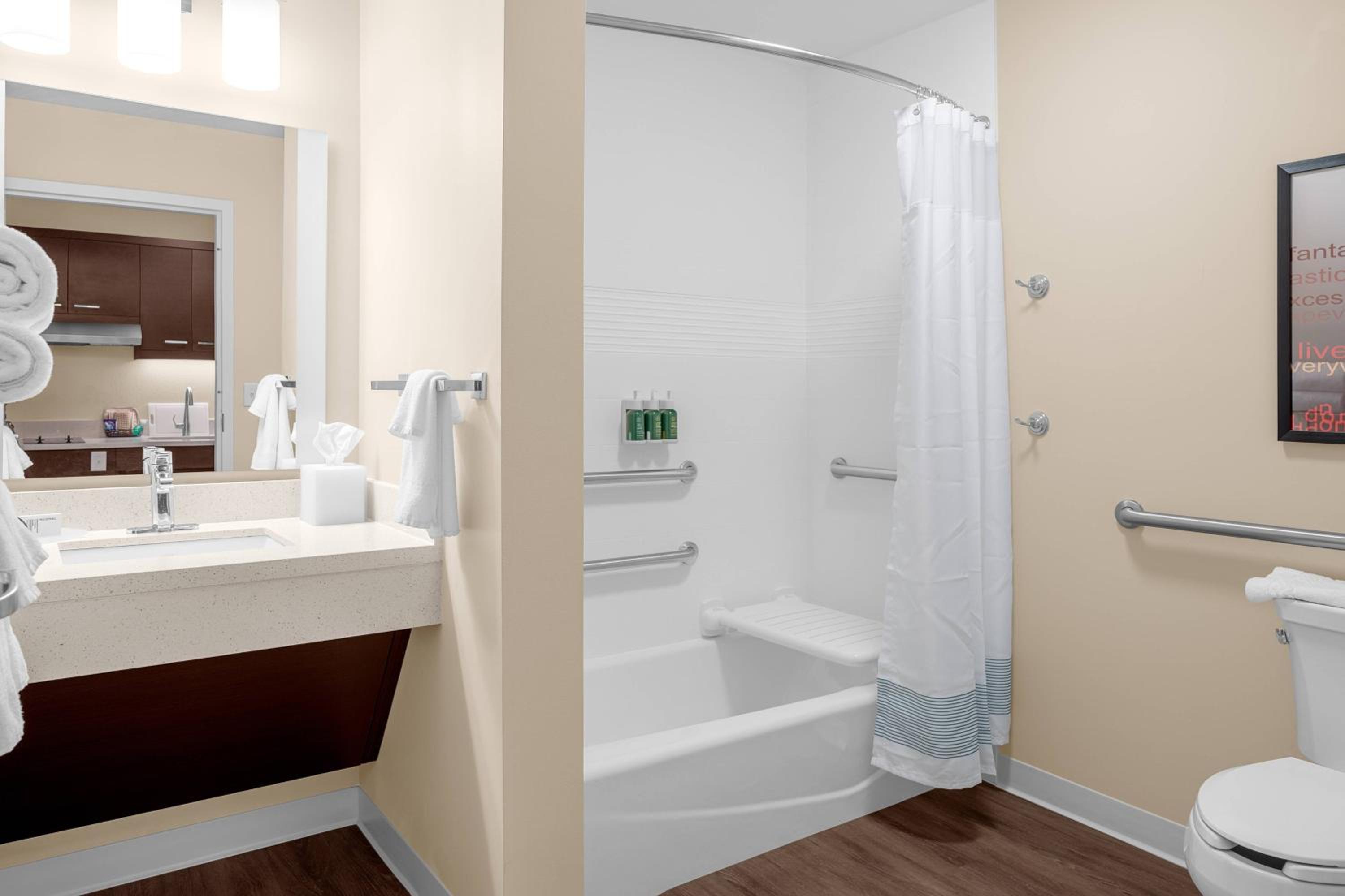 Queen Studio with Adapted Tub - Mobility Accessible - Photo 5