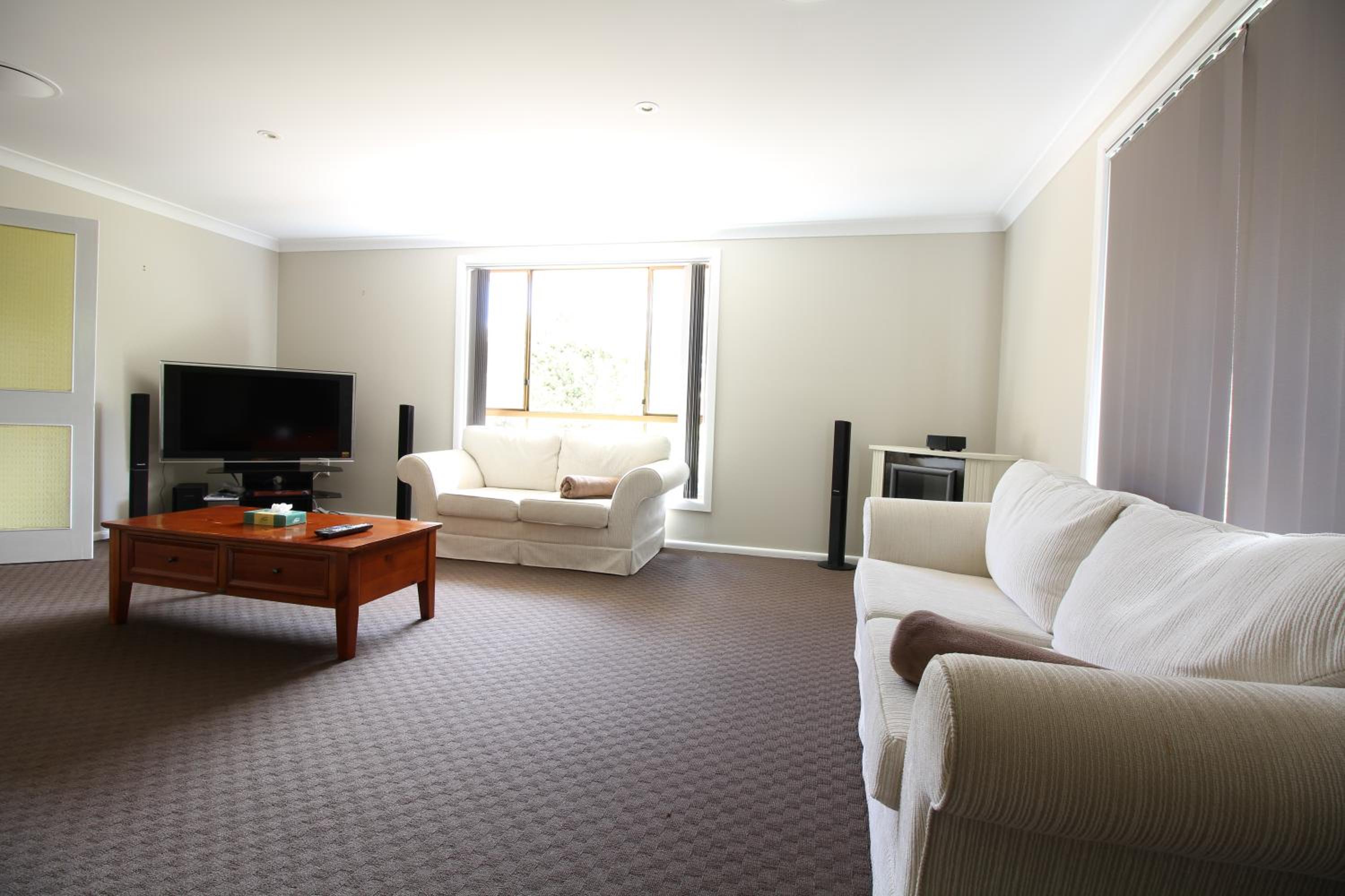 Six-Bedroom House photo 2