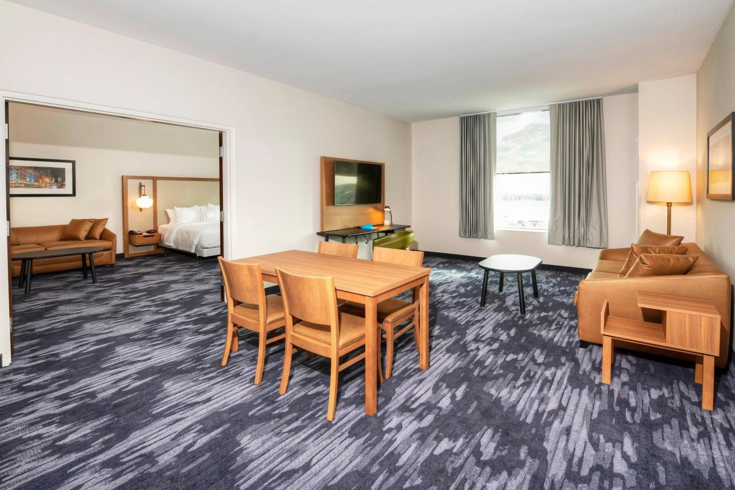One-Bedroom King Suite with Conference Space and Sofa Bed photo 2