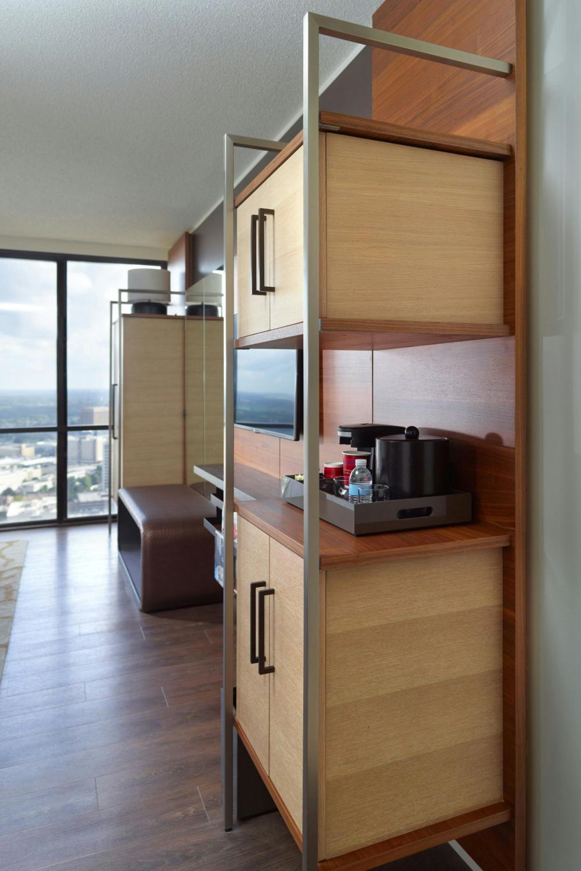 Concierge Level Room - Concierge Lounge Access/Hearing Accessible