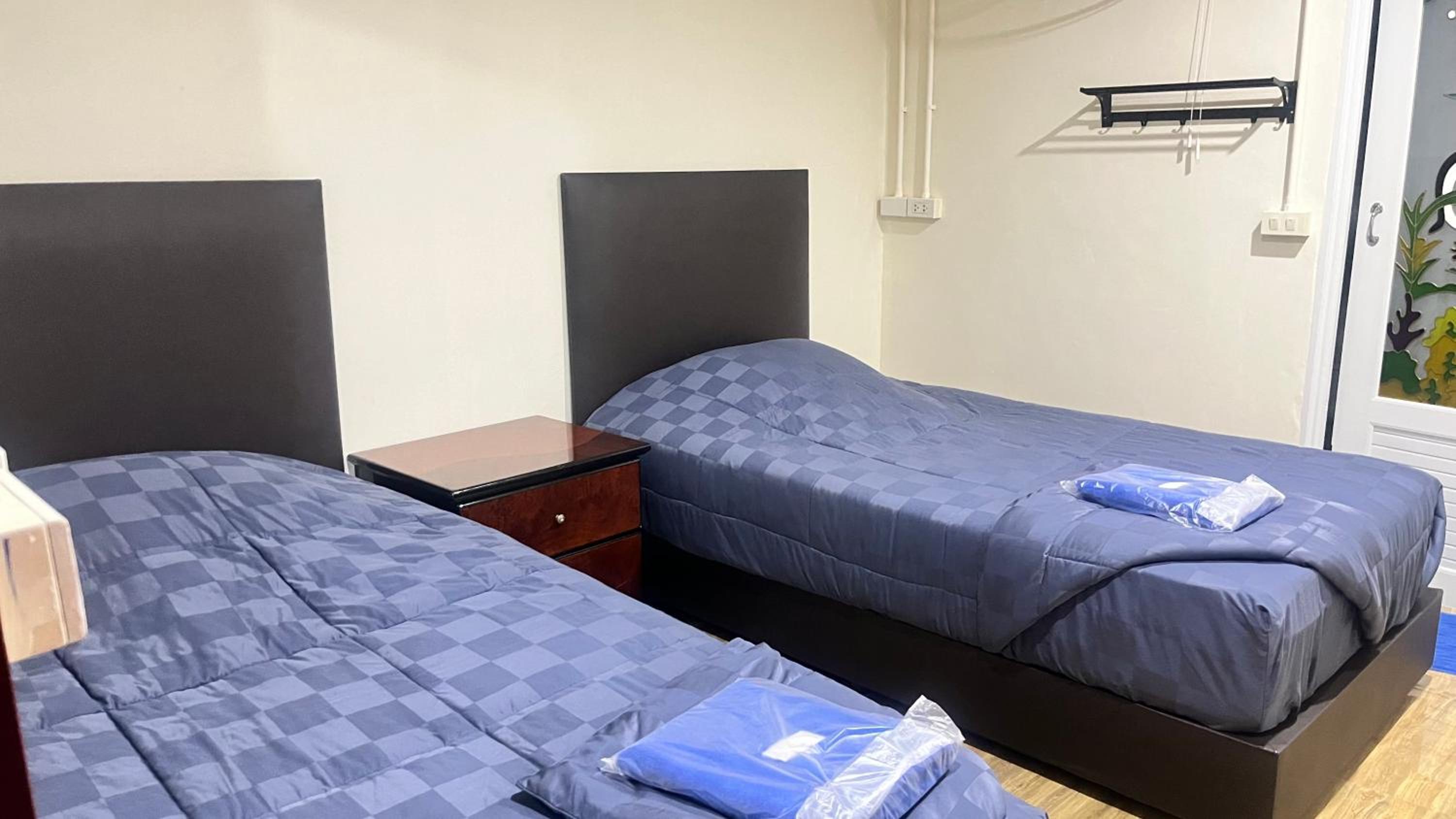 Standard Twin Room - No window photo 1