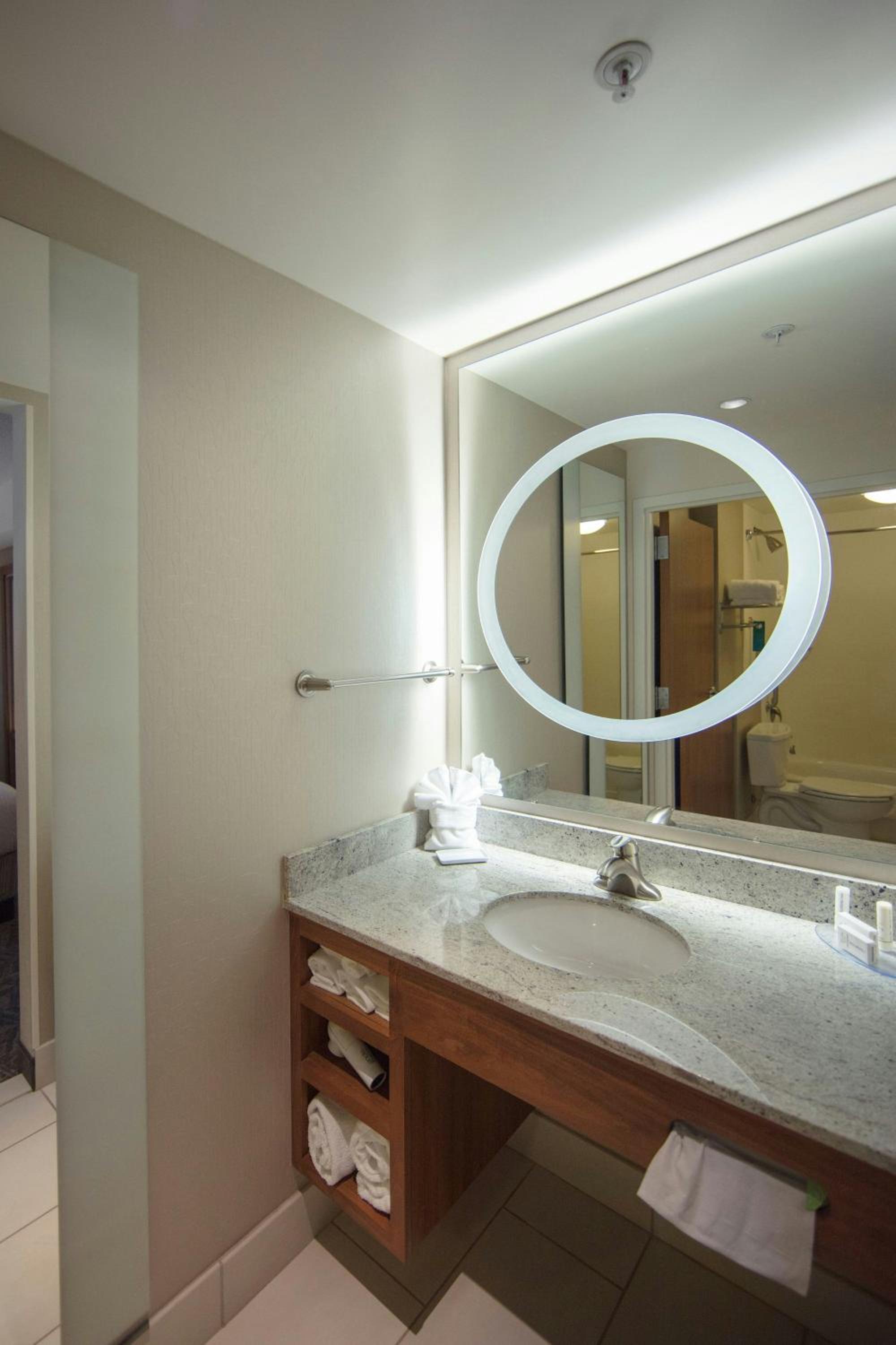 Studio with Two Queen Beds, Bathtub and Trundle Sofa - Mobility Access/Hearing Accessible - Photo 5