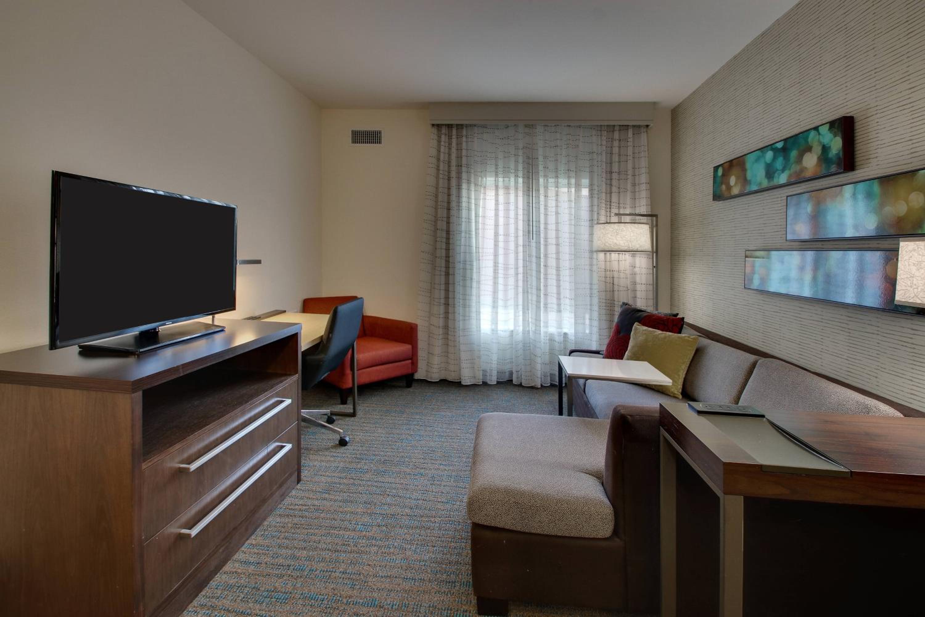 One-Bedroom Queen Suite with Sofa Bed and Adapted Tub - Mobility Accessible