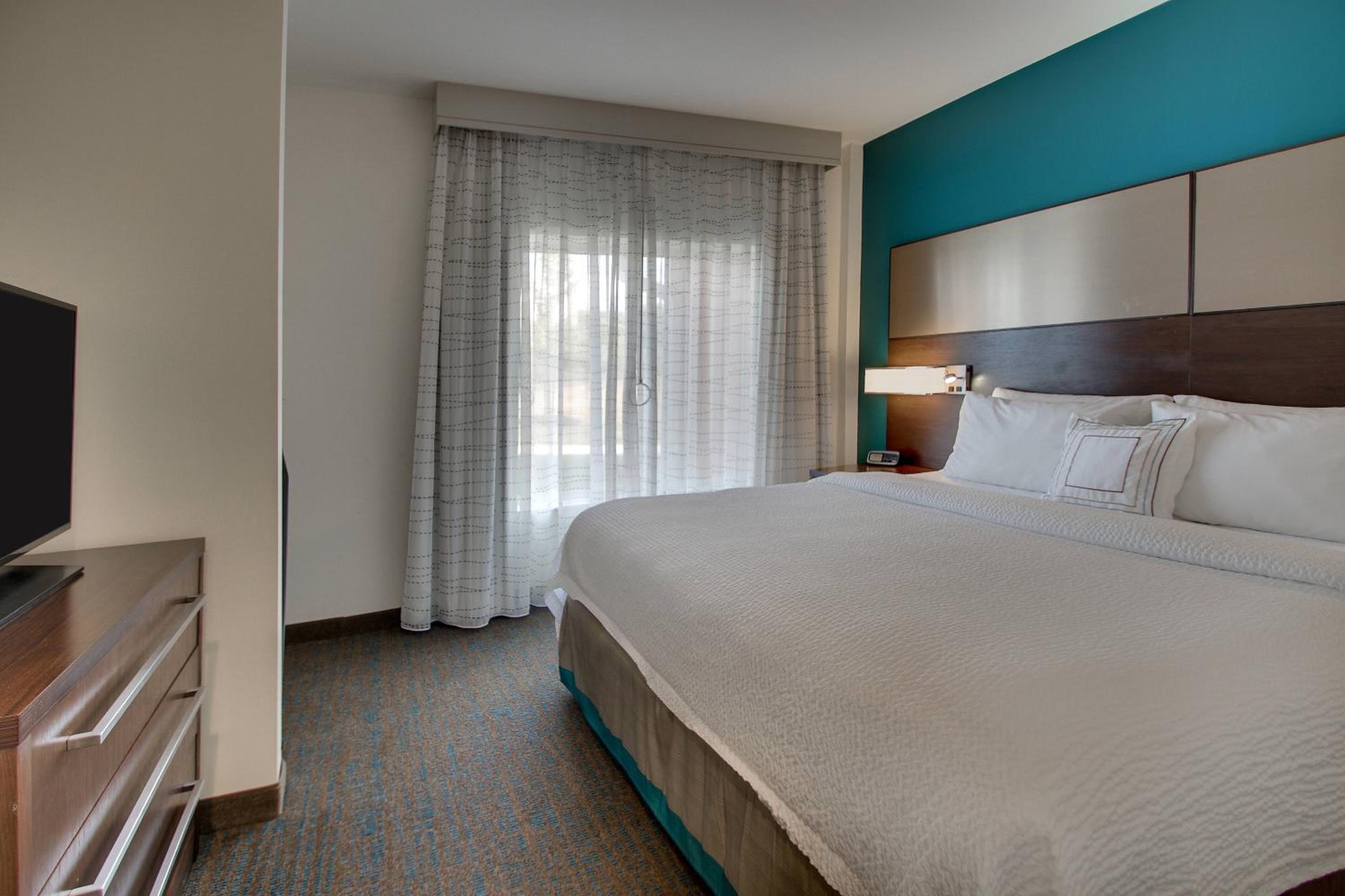 One-Bedroom King Suite with Sofa Bed and Roll-in Shower - Mobility and Hearing Accessible