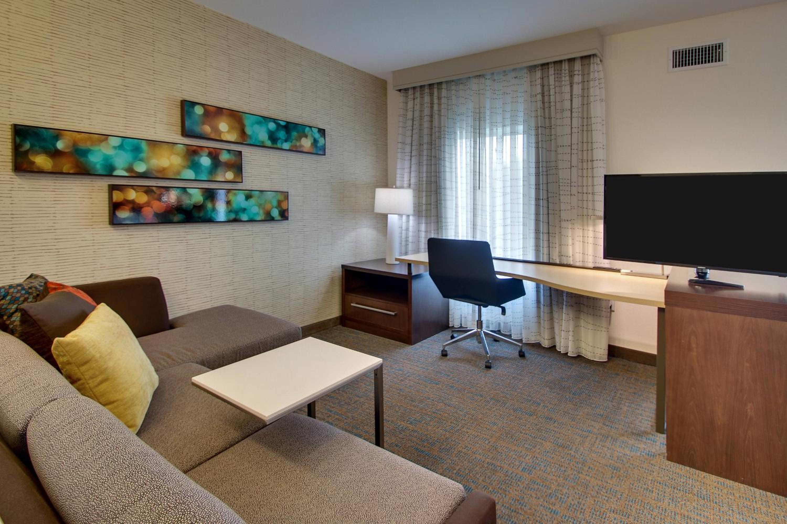 King Studio with Sofa Bed and Roll-in Shower - Mobility Accessible