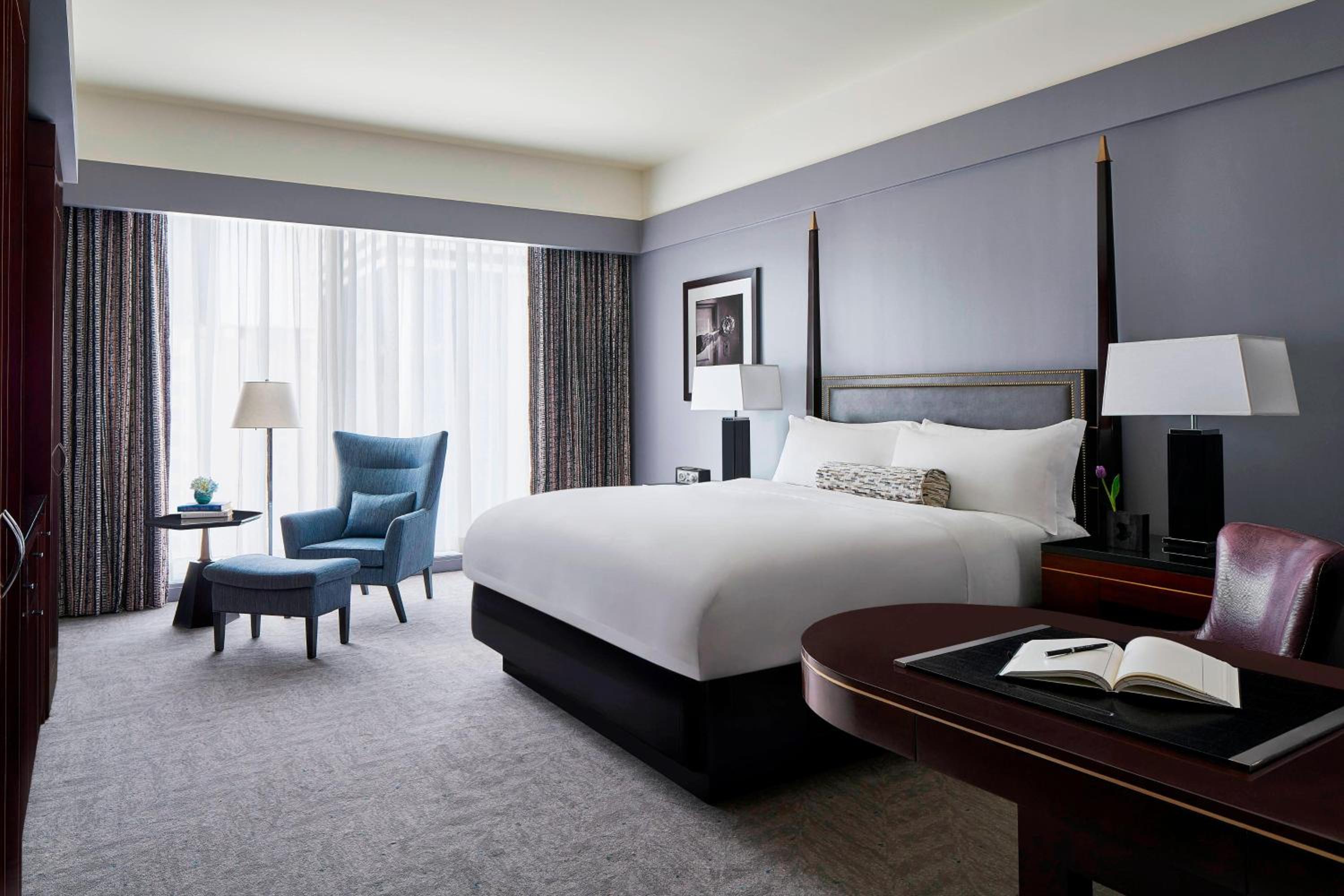 Deluxe King Room with Roll-in Shower - Mobility Accessible