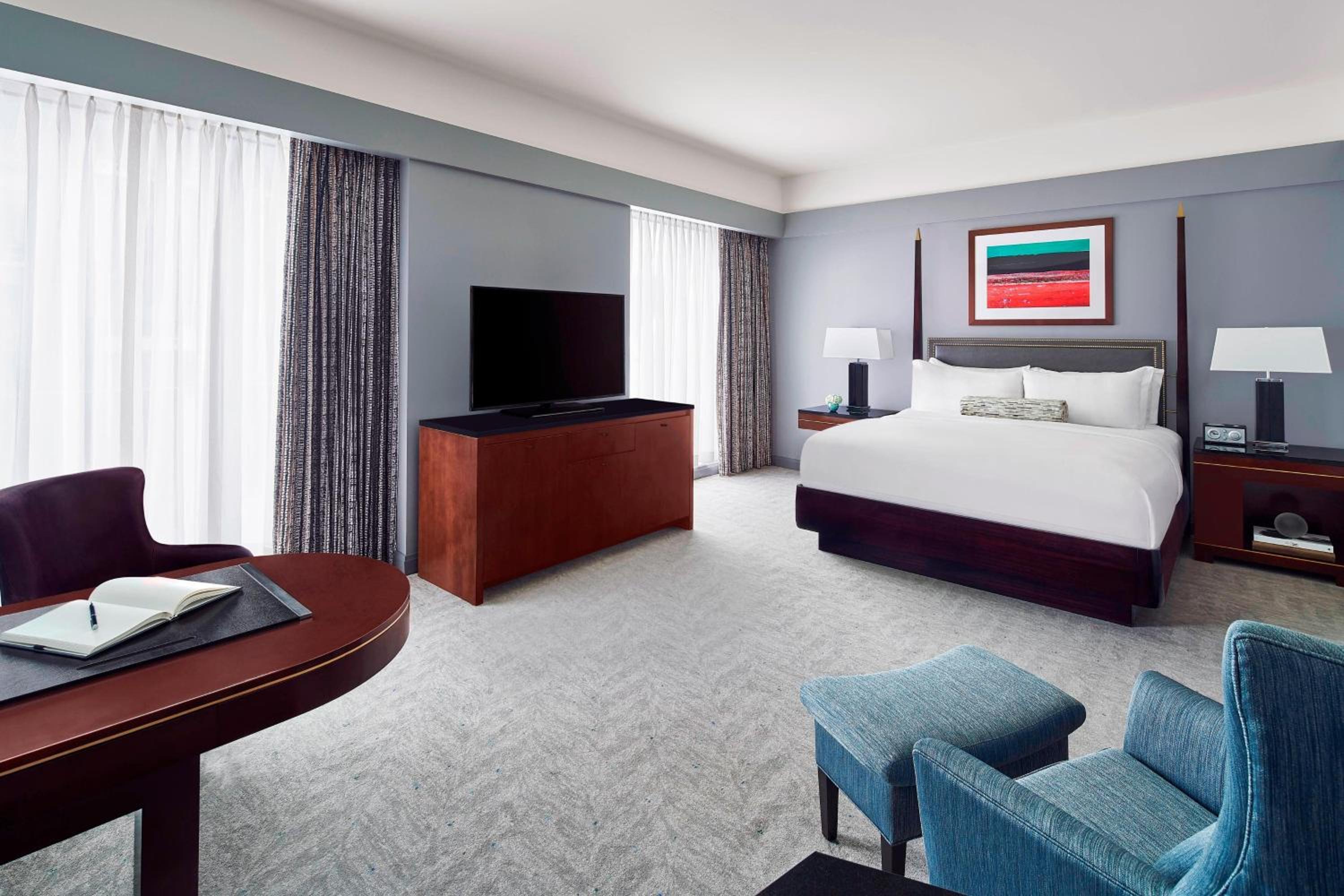 Deluxe King Room with Roll-in Shower - Mobility Accessible