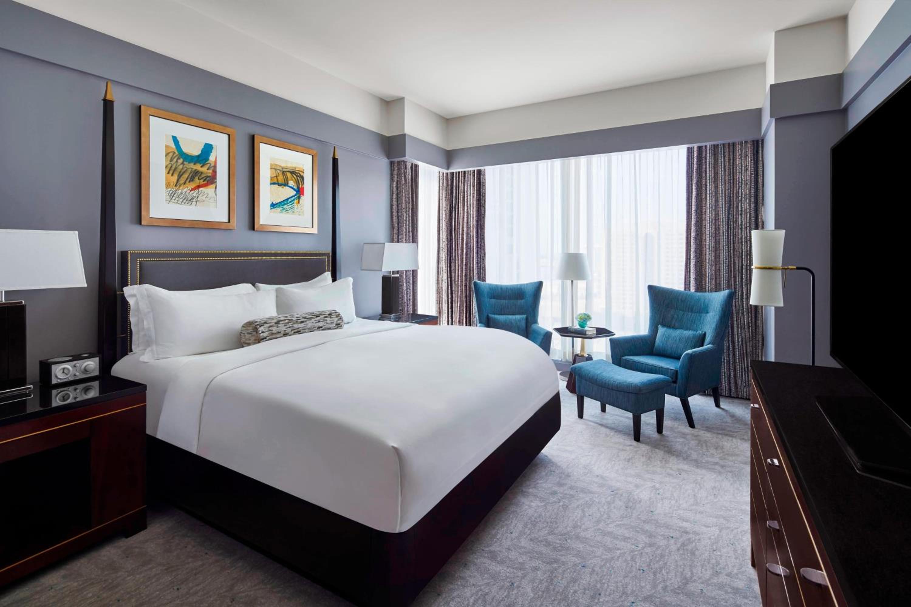 Parlor Suite, 1 Bedroom Suite, 1 King, Sofa bed (Hearing Accessible)