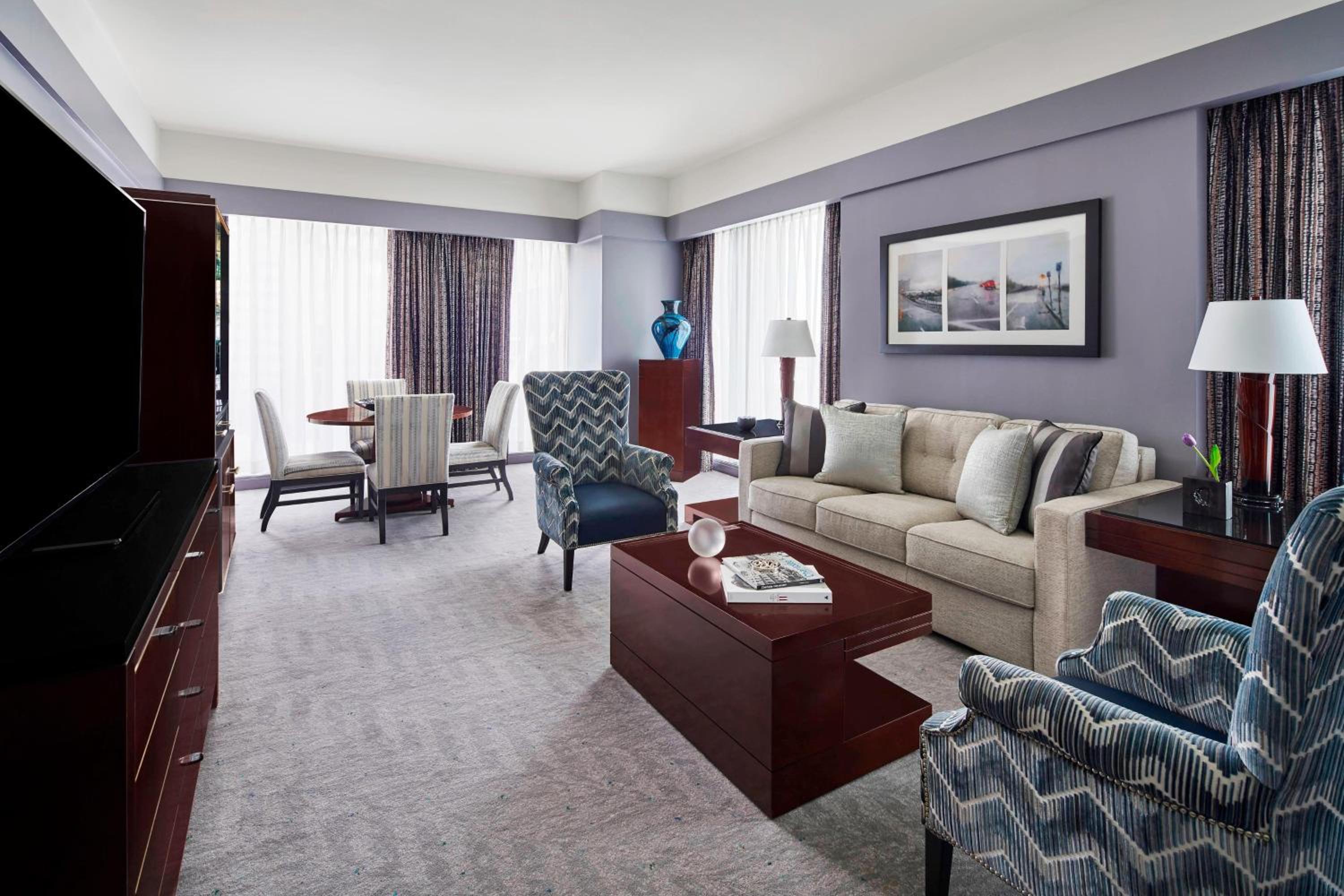 1 Bedroom Executive Suite, 1 King, Sofa bed, City view (Hearing Accessible)