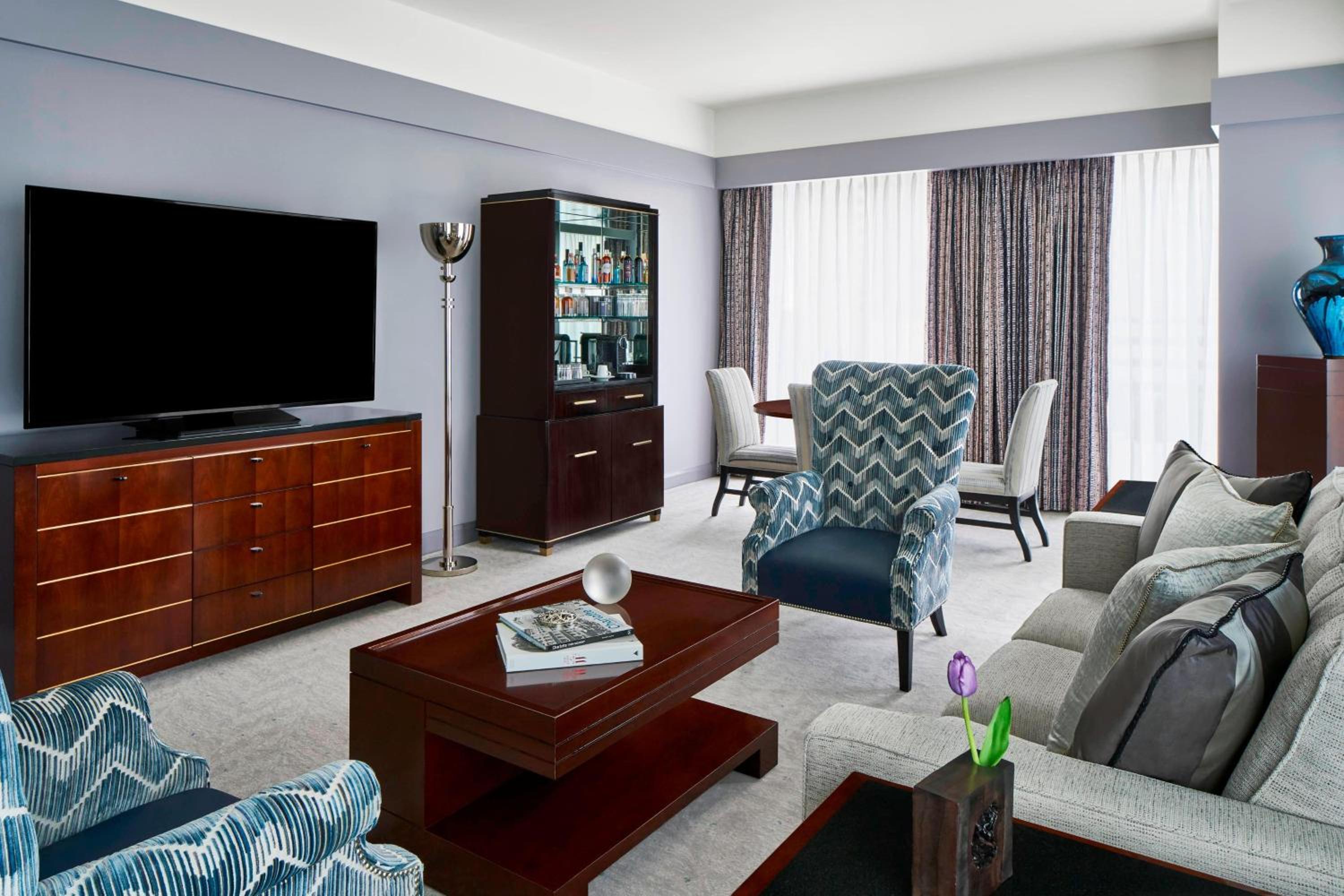 1 Bedroom Executive Suite, 1 King, Sofa bed, City view (Hearing Accessible)