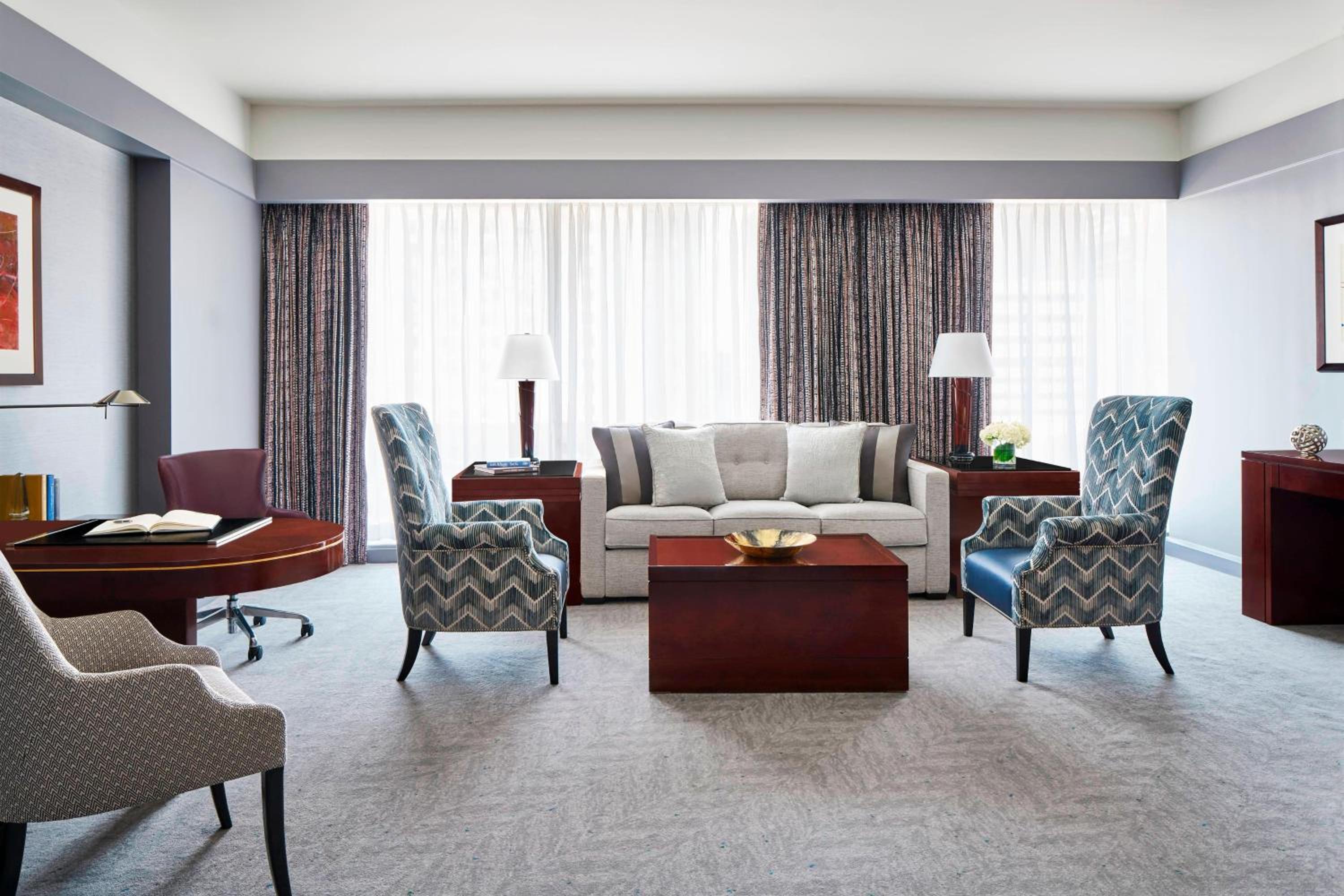 1 Bedroom Executive Suite, 1 King, Sofa bed, City view (Hearing Accessible)