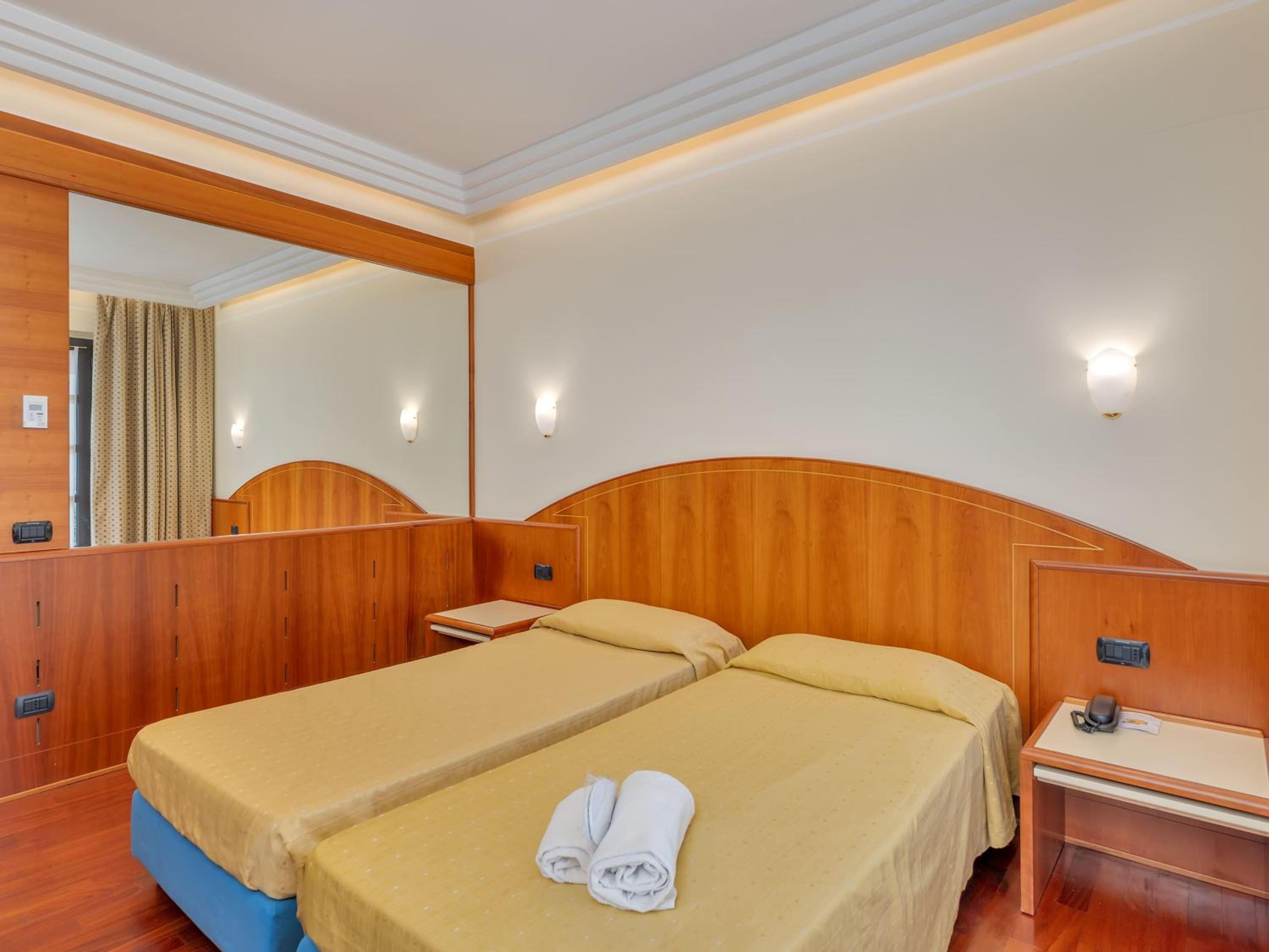 Twin Room - Disability Access - Photo 1