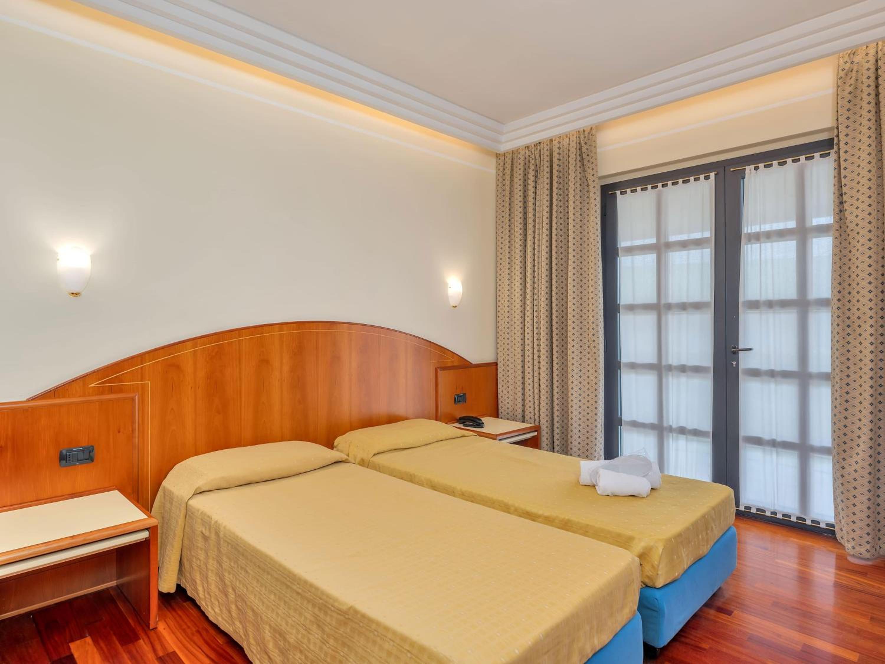 Twin Room - Disability Access - Photo 2